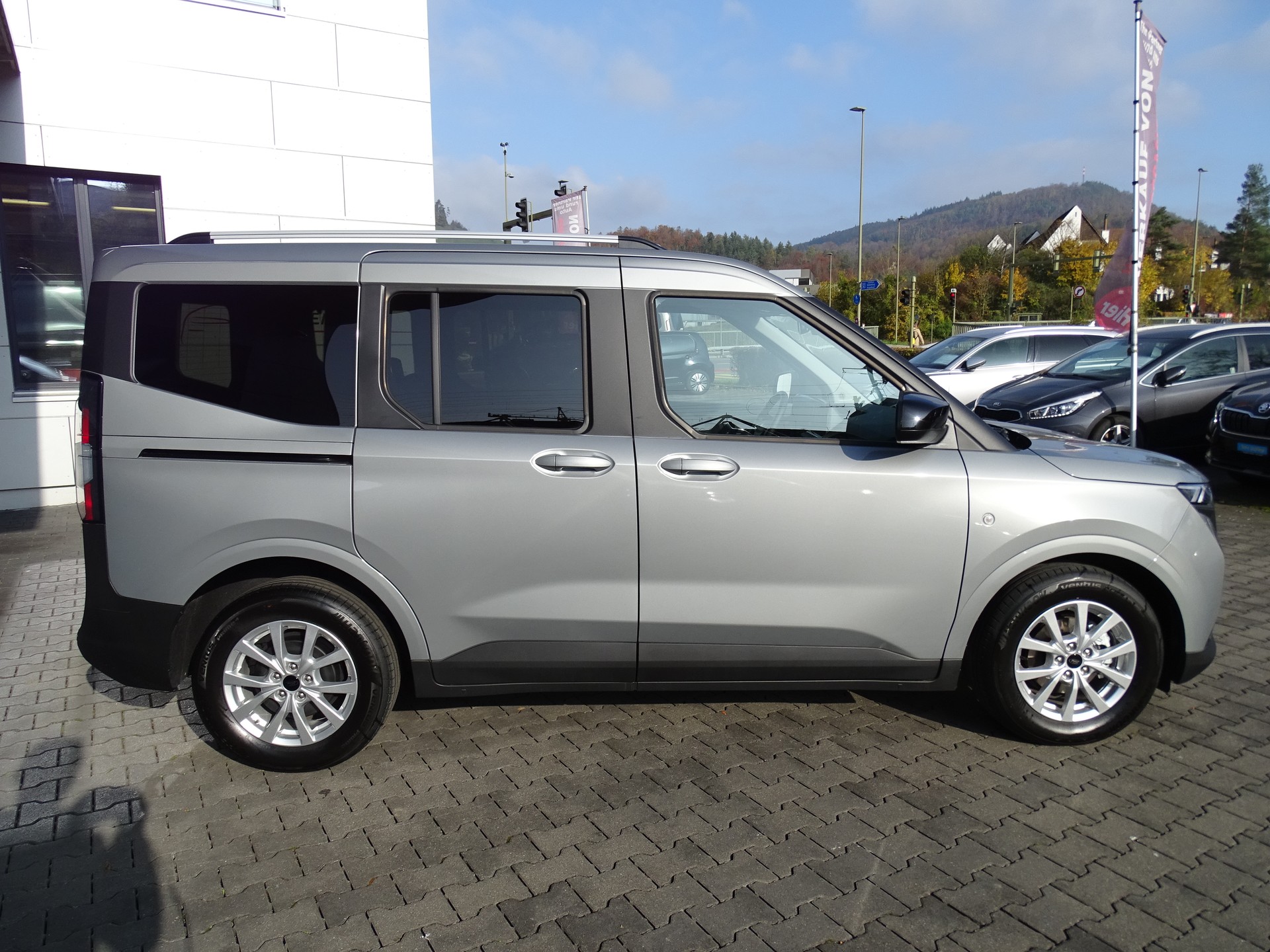 FORD Tourneo Courier 1.0 EcoBoost Titanium Automat-image-5