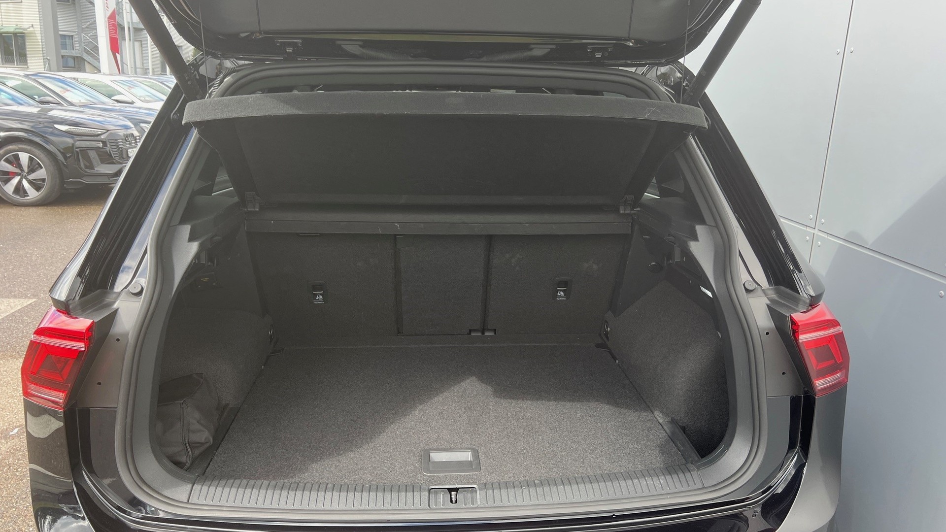 VW Tiguan 2.0TSI R 4Motion DSG-image-9