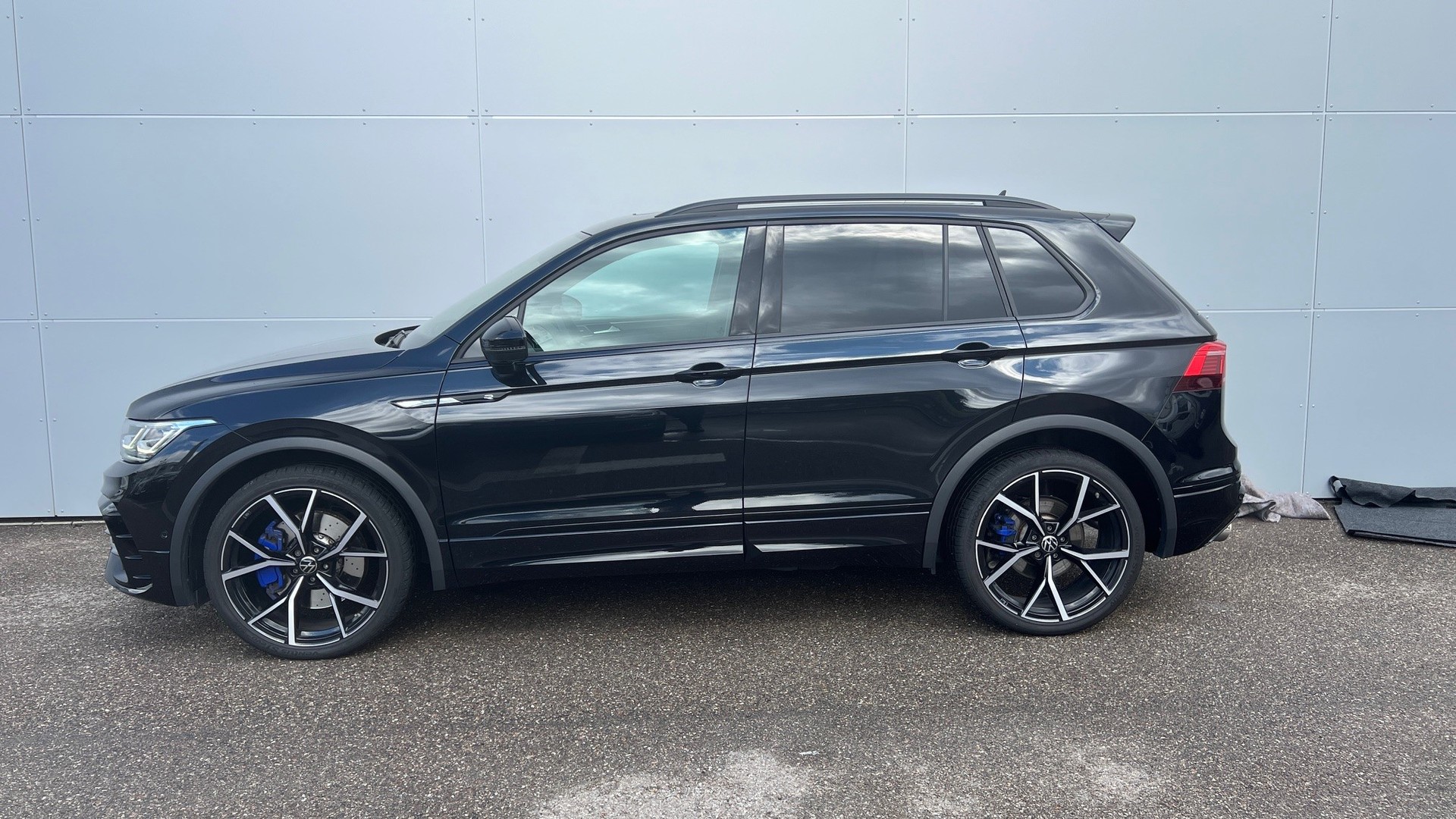 VW Tiguan 2.0TSI R 4Motion DSG-image-2