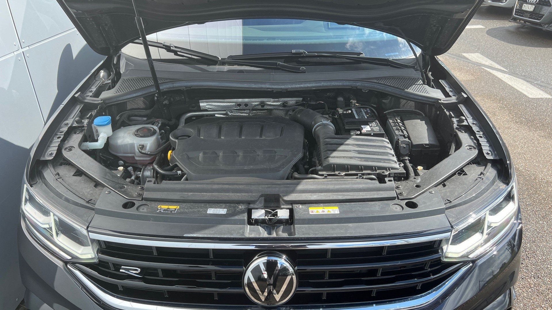VW Tiguan 2.0TSI R 4Motion DSG-image-11
