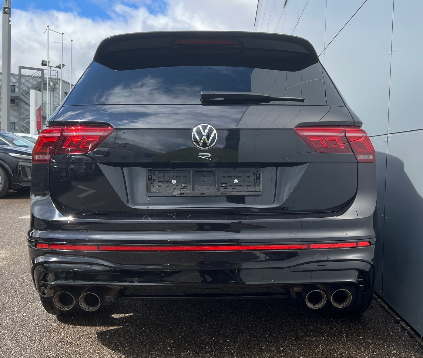 VW Tiguan 2.0TSI R 4Motion DSG-image-3