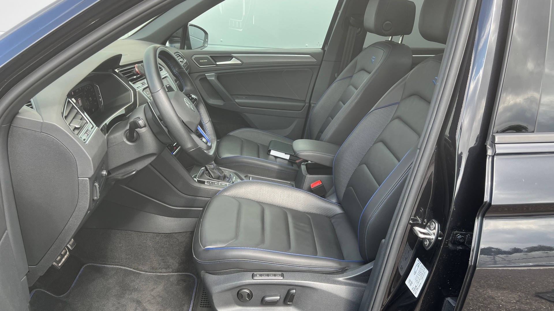 VW Tiguan 2.0TSI R 4Motion DSG-image-4