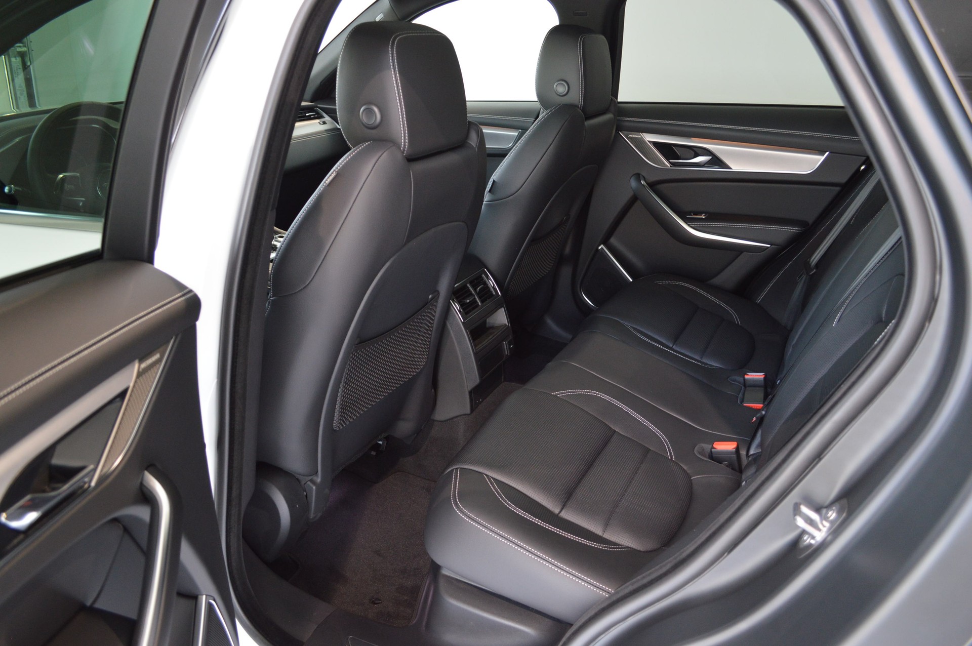 JAGUAR F-Pace 2.0 P250 R-Dynamic SE AWD-image-6