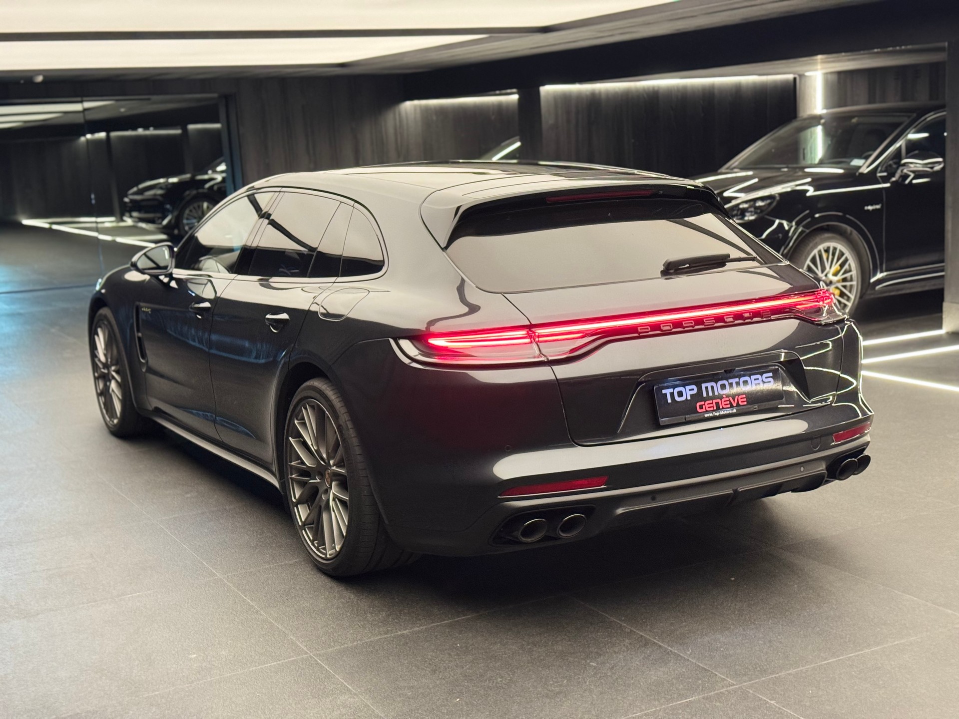 PORSCHE Panamera 4 Platinum Edition Sport Turismo E-Hybrid PDK-showroom-element-3