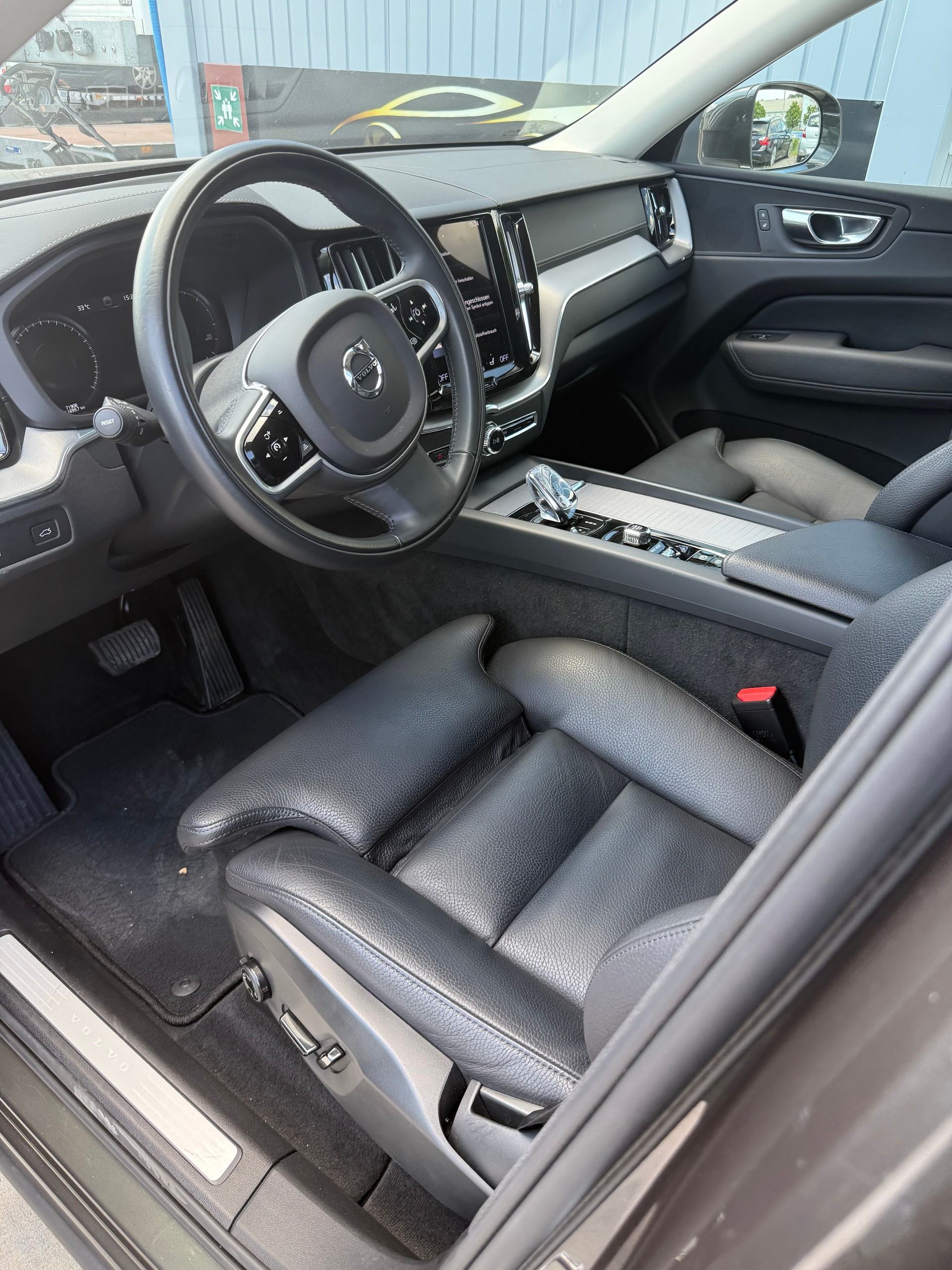 VOLVO XC60 B4 Diesel Mild Hybrid AWD R-Design Geartronic-image-7