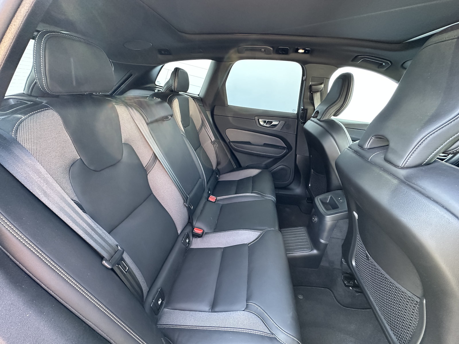 VOLVO XC60 2.0 T8 TE XCENTRIC Black Edition eAWD-image-13