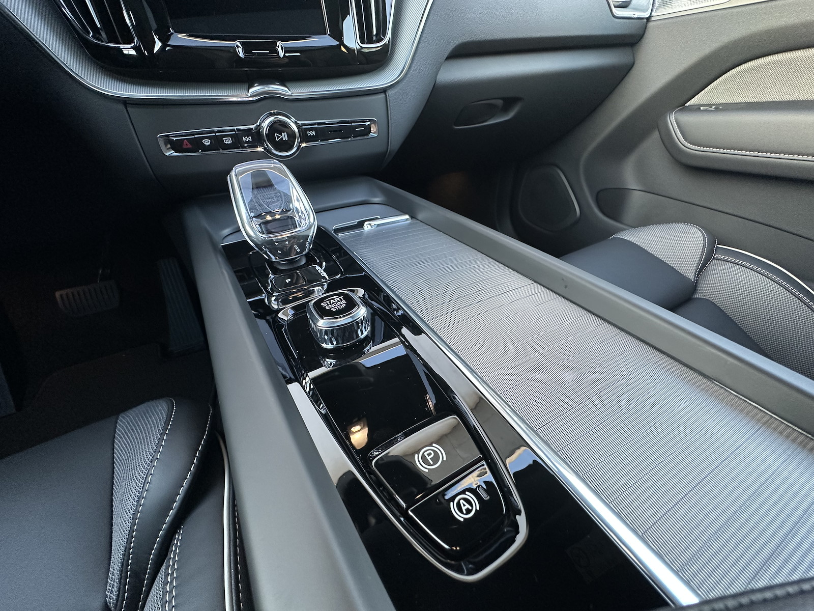 VOLVO XC60 2.0 T8 TE XCENTRIC Black Edition eAWD-image-10