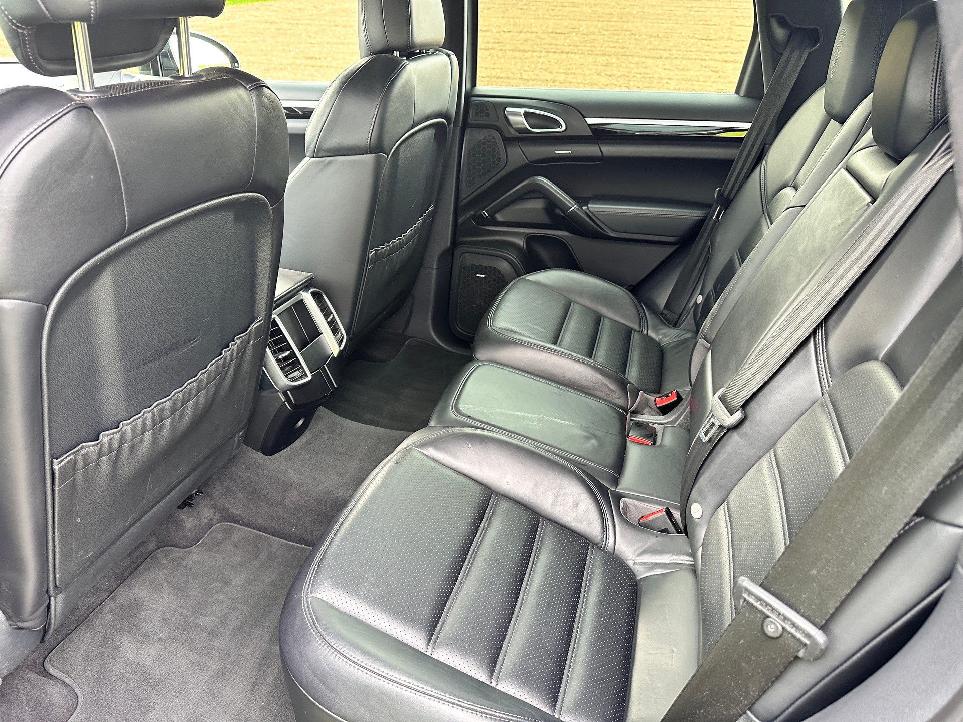 PORSCHE Cayenne S E-Hybrid Platinum Edition-image-12