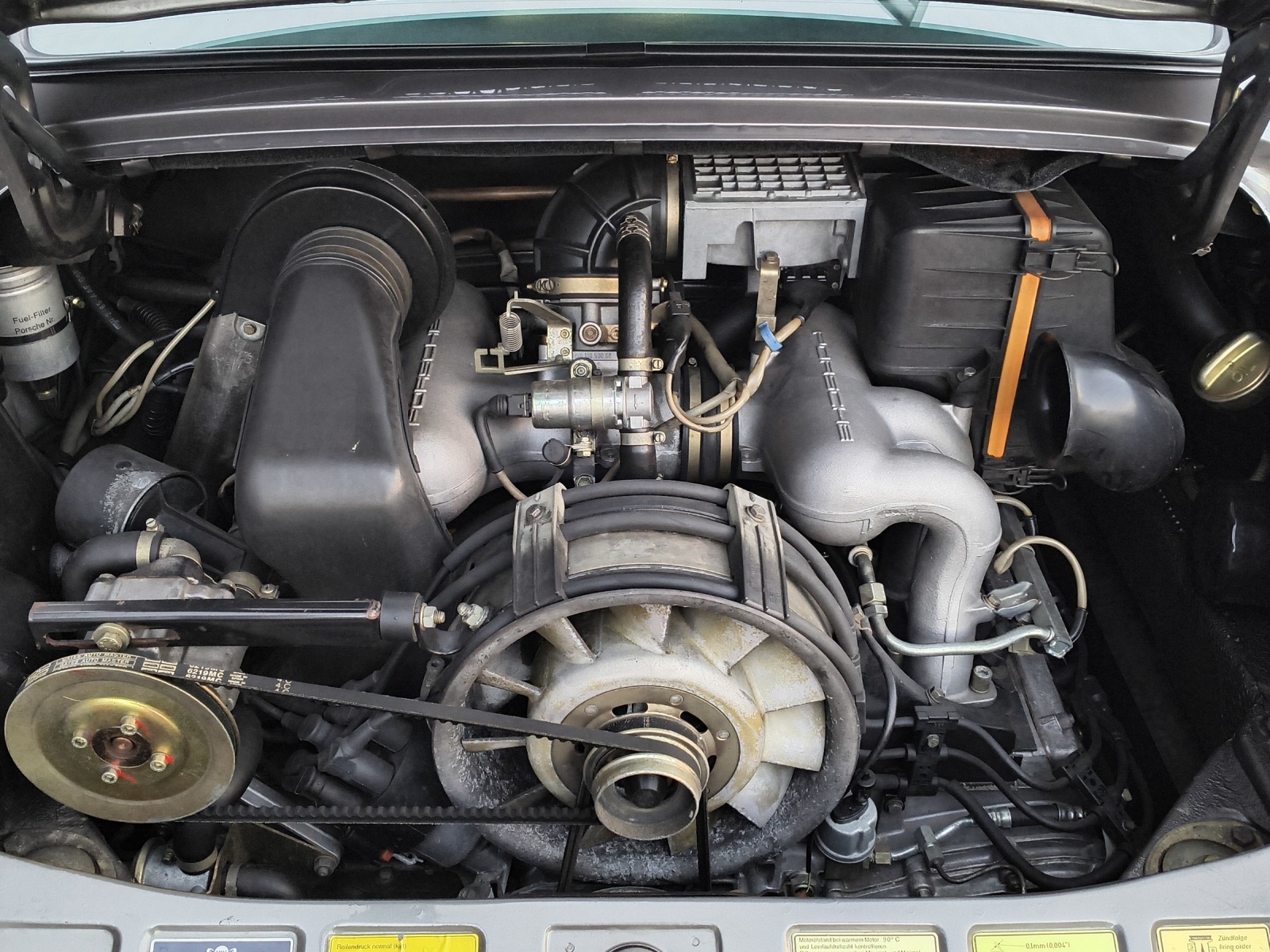 PORSCHE 911 3.2 Carrera Coupé-image-18