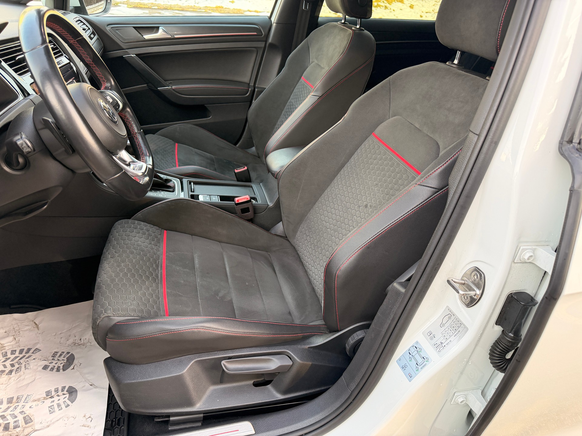 VW Golf 2.0 TSI GTI DSG-image-13