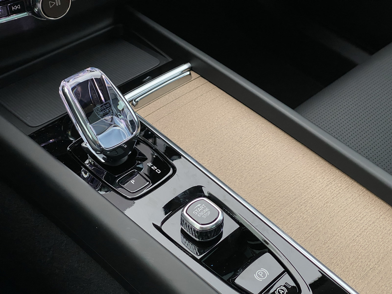VOLVO XC60 2.0 B5 MH Ultra Dark AWD-image-14