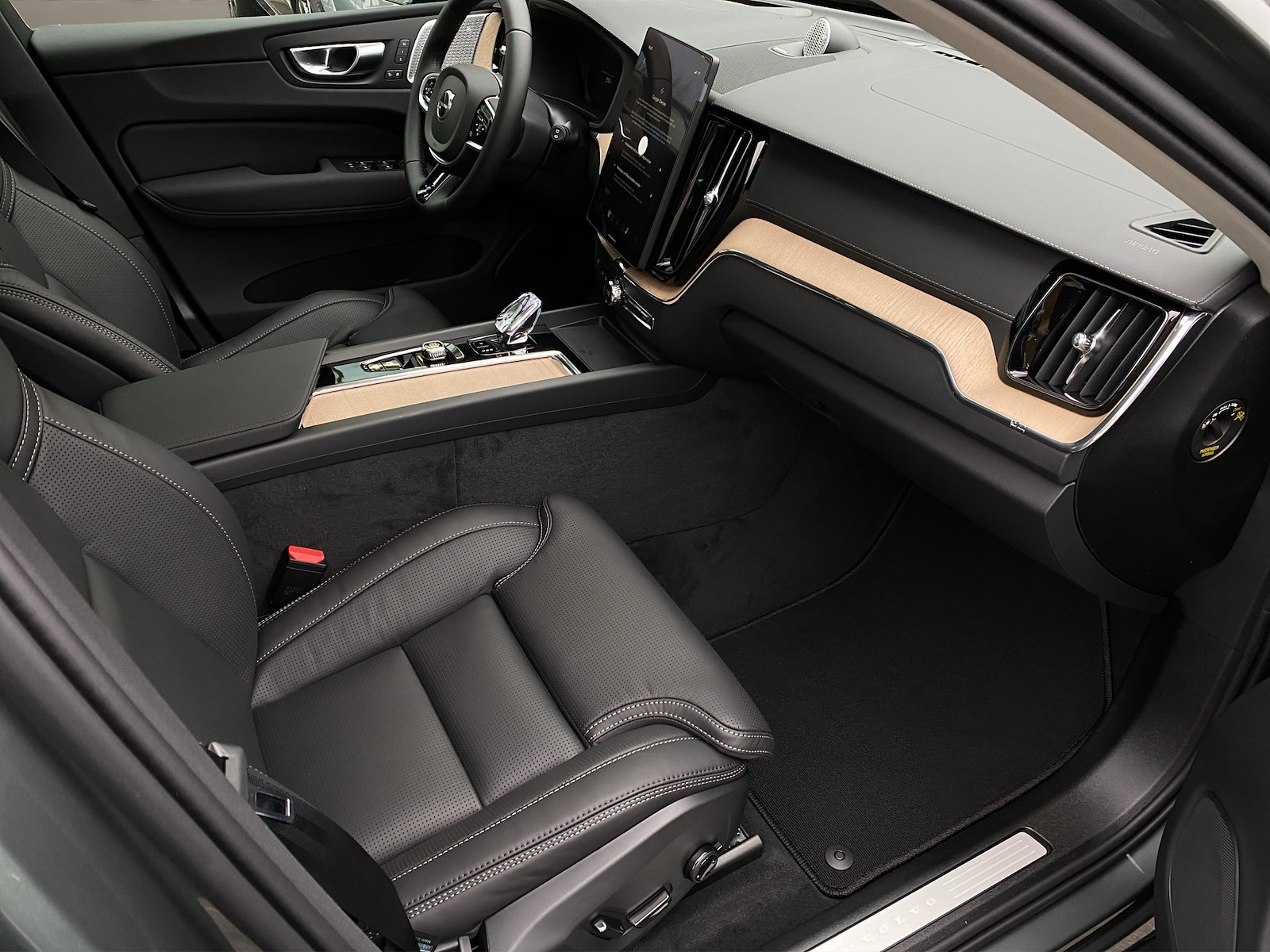 VOLVO XC60 2.0 B5 MH Ultra Dark AWD-image-10