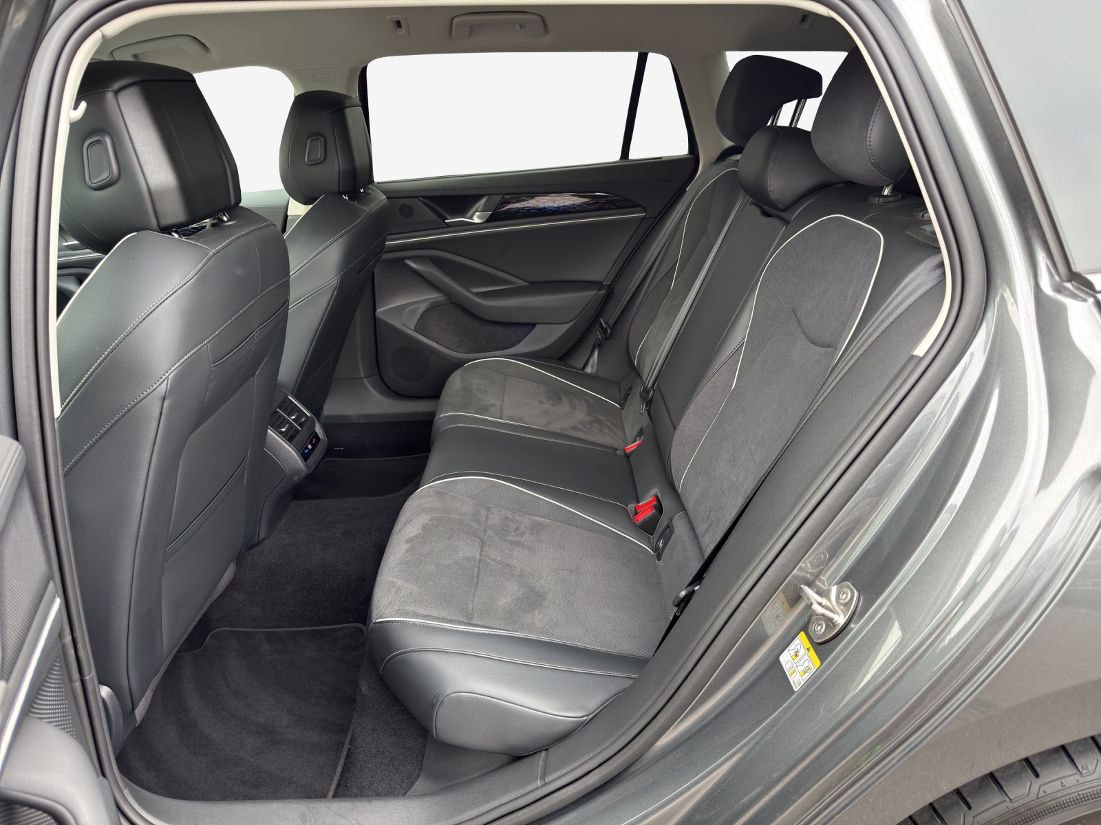 VW Passat Variant 2.0 TDI evo Business 4 Motion DSG-image-11