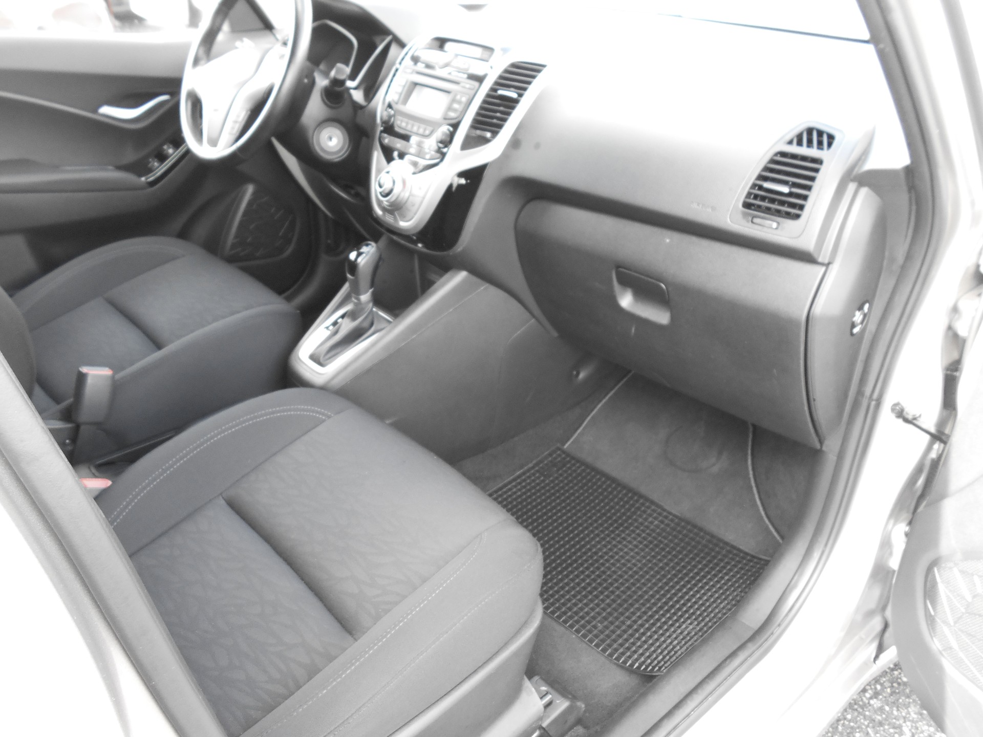 HYUNDAI iX20 1.6 Amplia Automatic-image-5