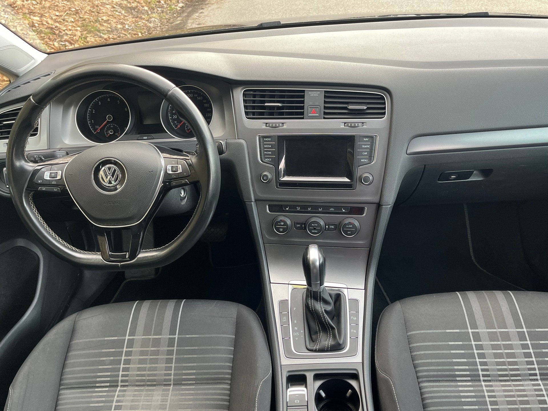 VW Golf 1.4 TSI Lounge DSG-image-4