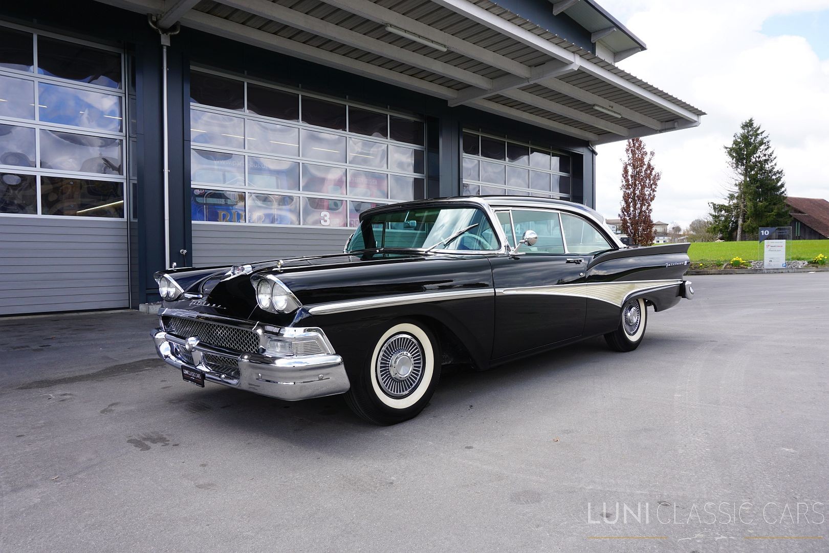 FORD Fairlane 500 Club Victoria-showroom-element-1