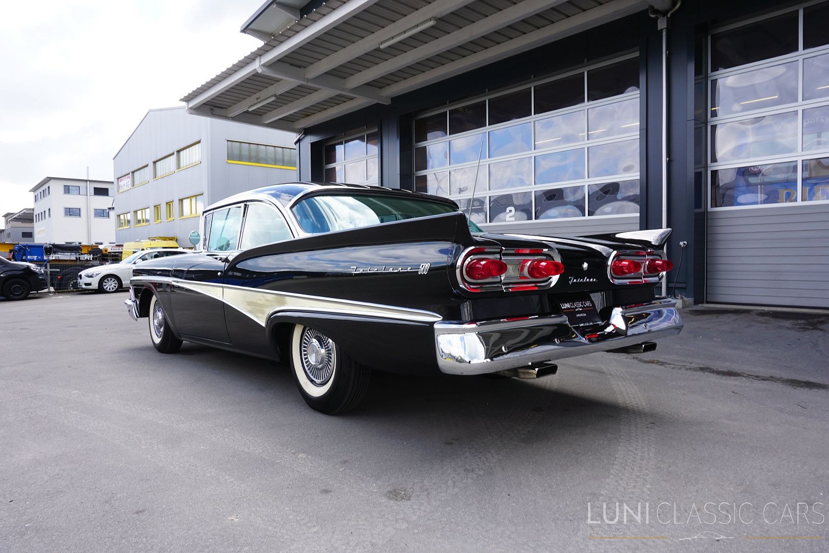 FORD Fairlane 500 Club Victoria-showroom-element-3
