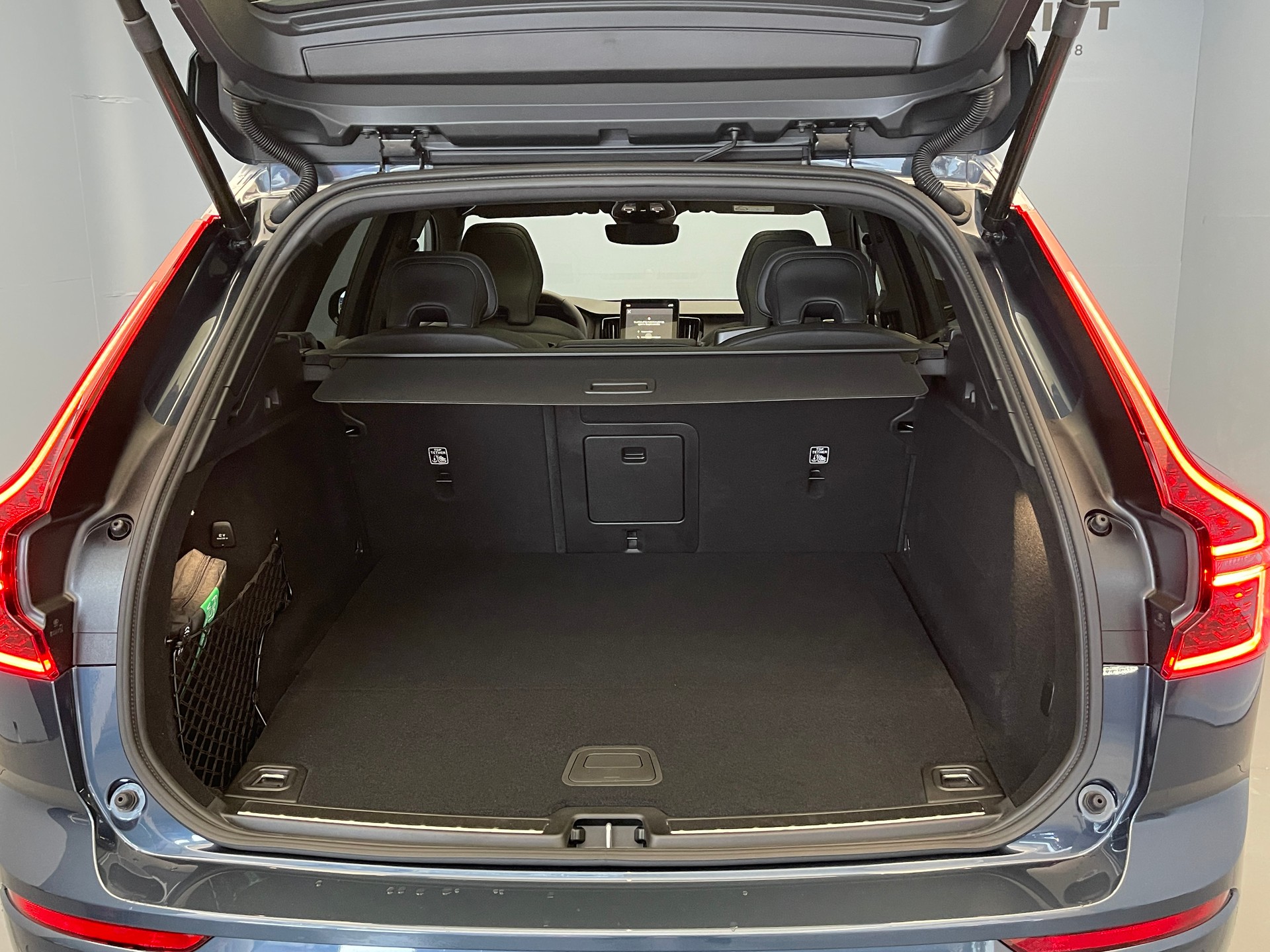 VOLVO XC60 2.0 T6 TE Black Edition eAWD-image-8