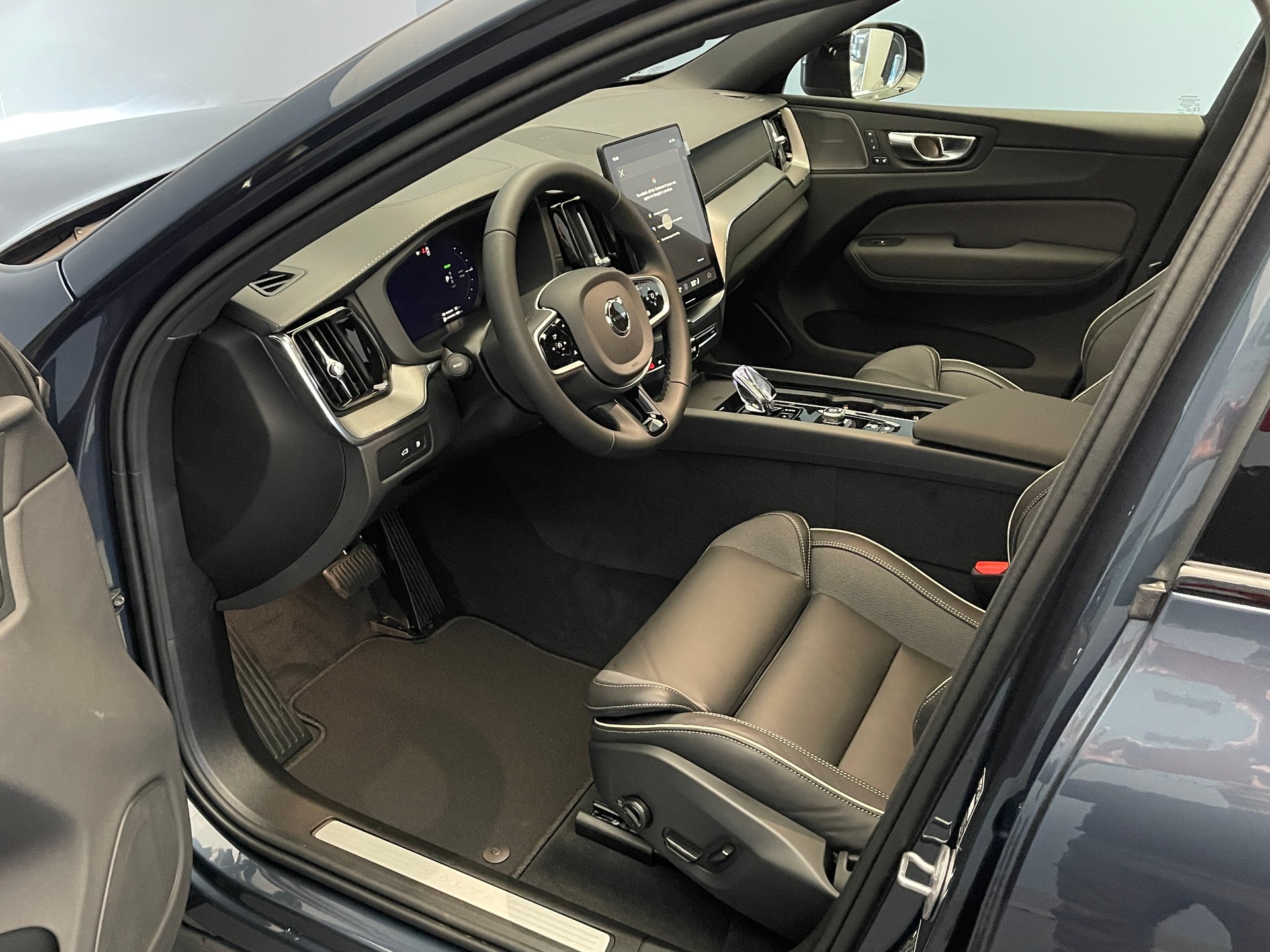 VOLVO XC60 2.0 T6 TE Black Edition eAWD-image-11