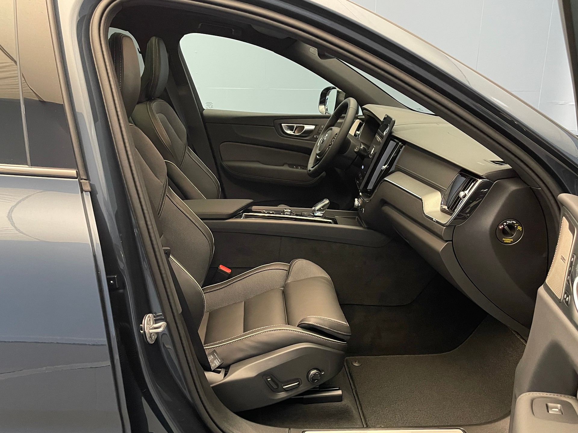 VOLVO XC60 2.0 T6 TE Black Edition eAWD-image-7