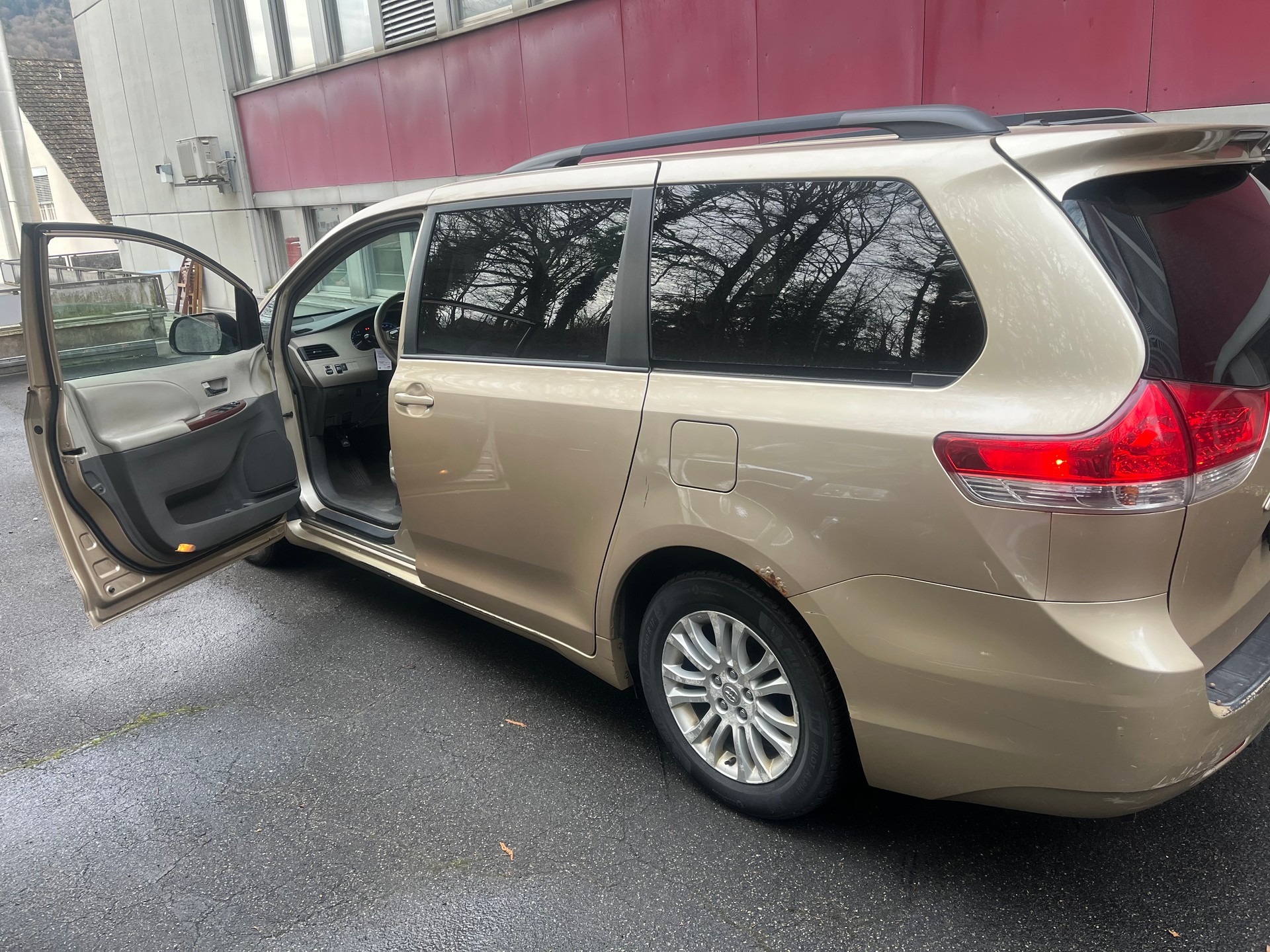 TOYOTA Sienna-image-1