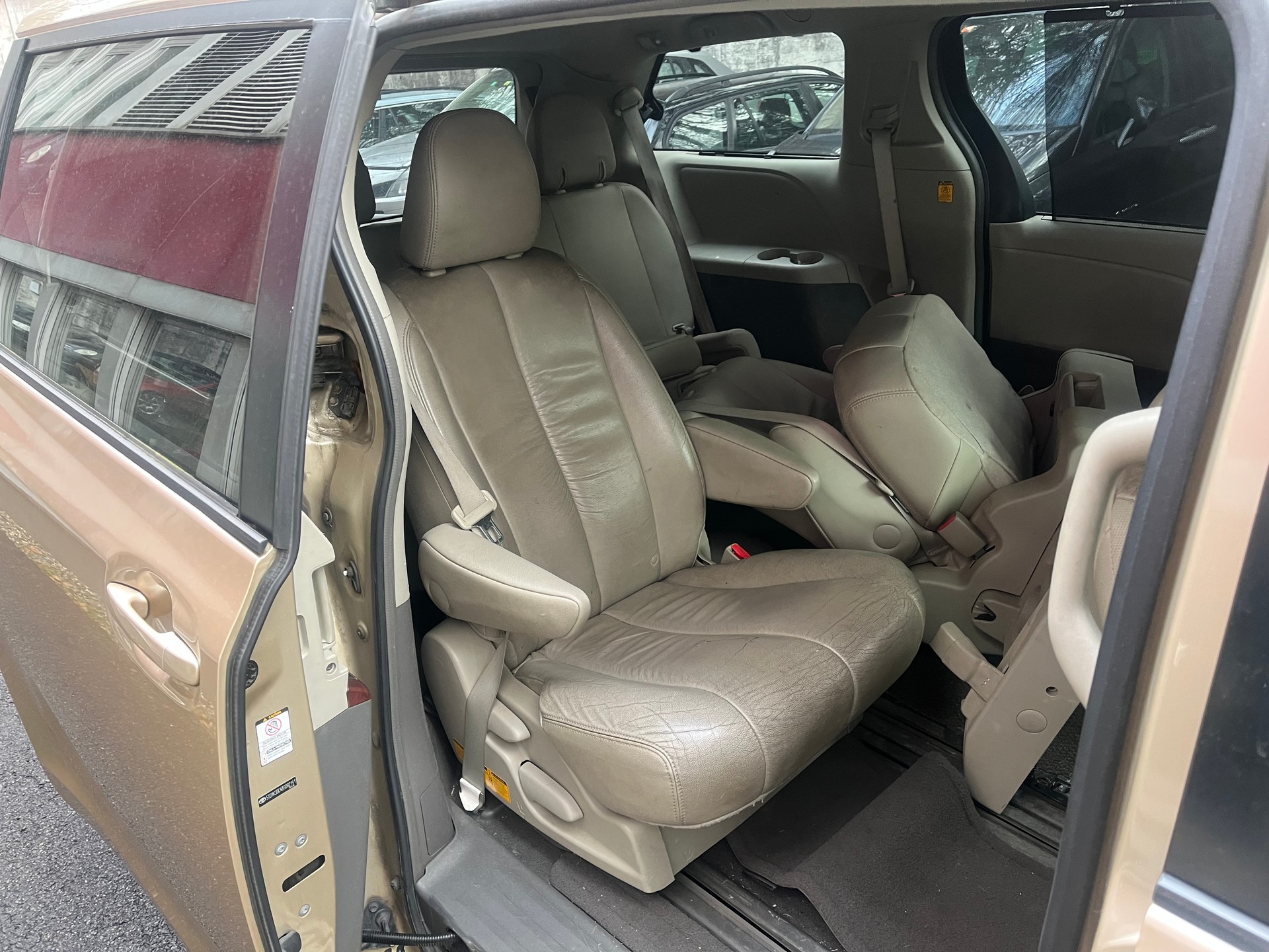 TOYOTA Sienna-image-10