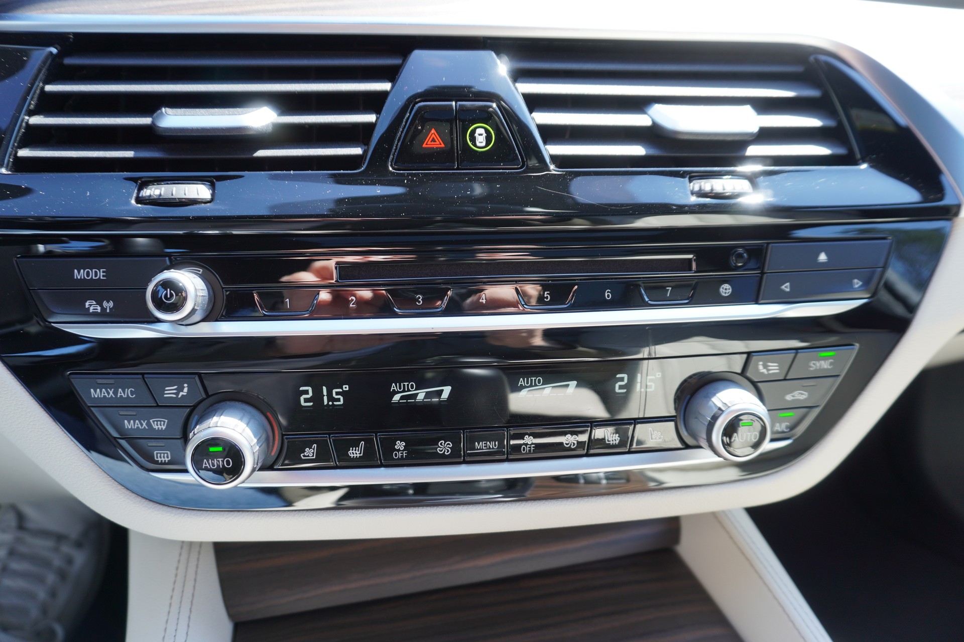 BMW 540i xDrive Touring Luxury Line Steptronic-image-30