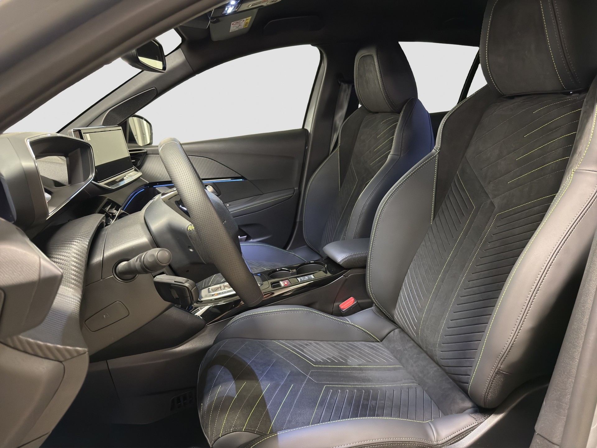 PEUGEOT 208 1.2 Hybrid 145 GT-image-8