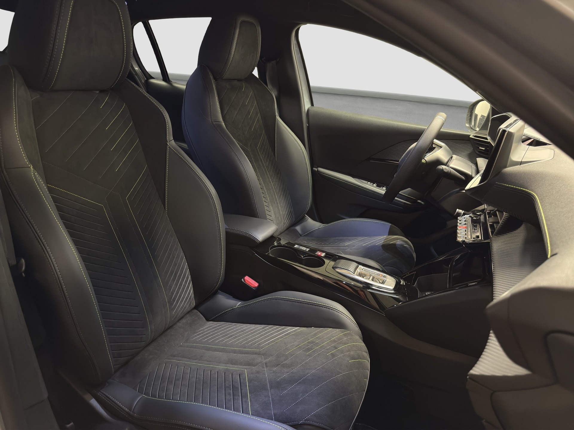 PEUGEOT 208 1.2 Hybrid 145 GT-image-9