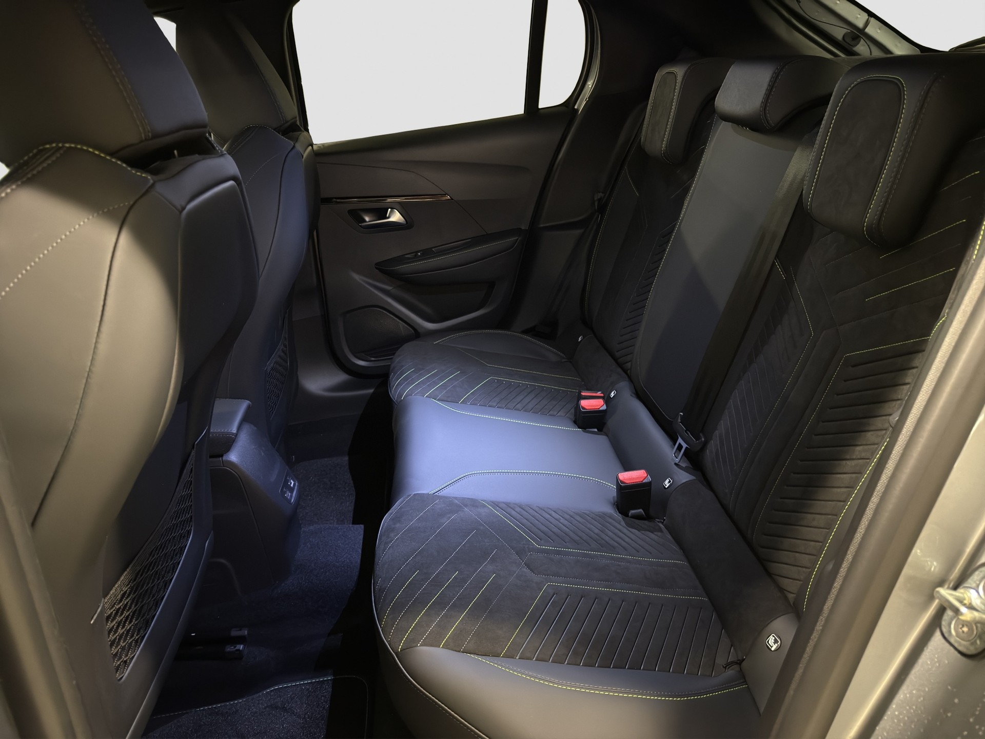 PEUGEOT 208 1.2 Hybrid 145 GT-image-10