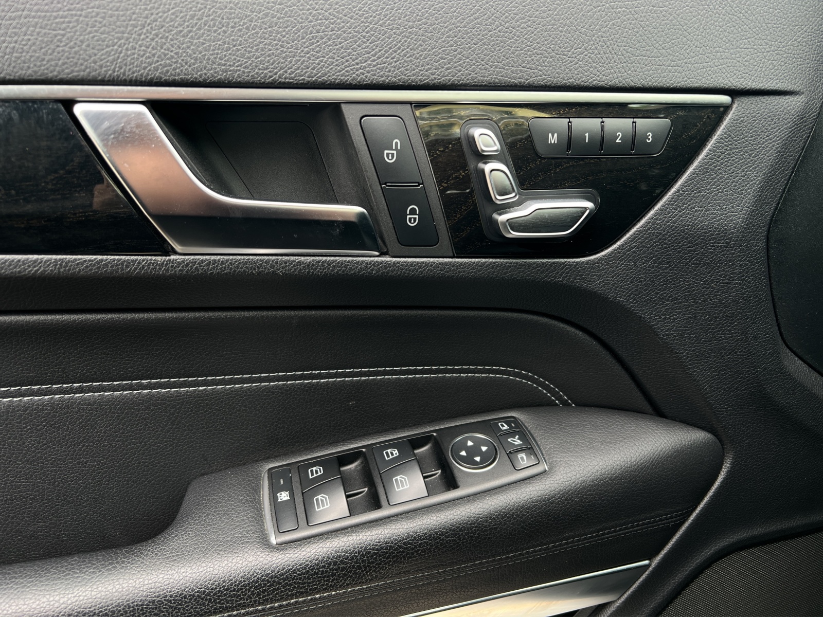 MERCEDES-BENZ E 400-image-12