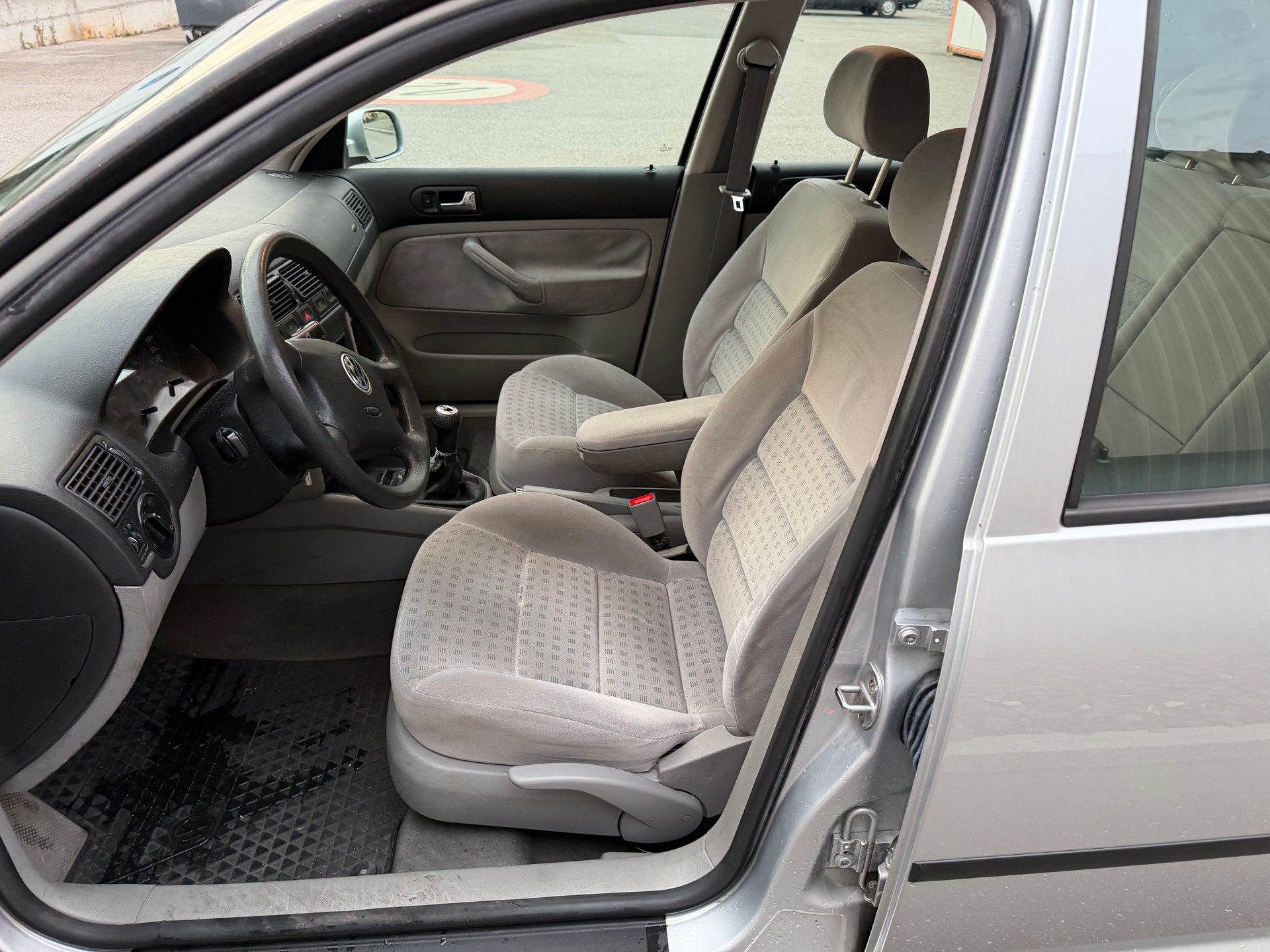 VW Golf 2.0 Comfortline 4Motion-image-14