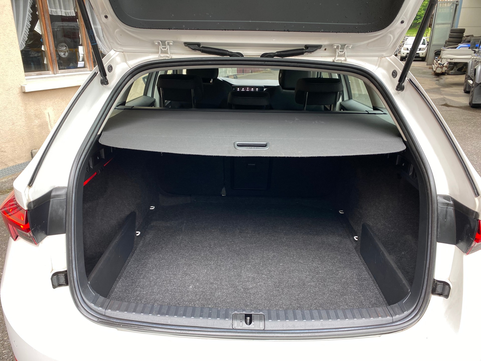 SKODA Octavia Combi 2.0 TDI DSG Ambition 4x4-image-8
