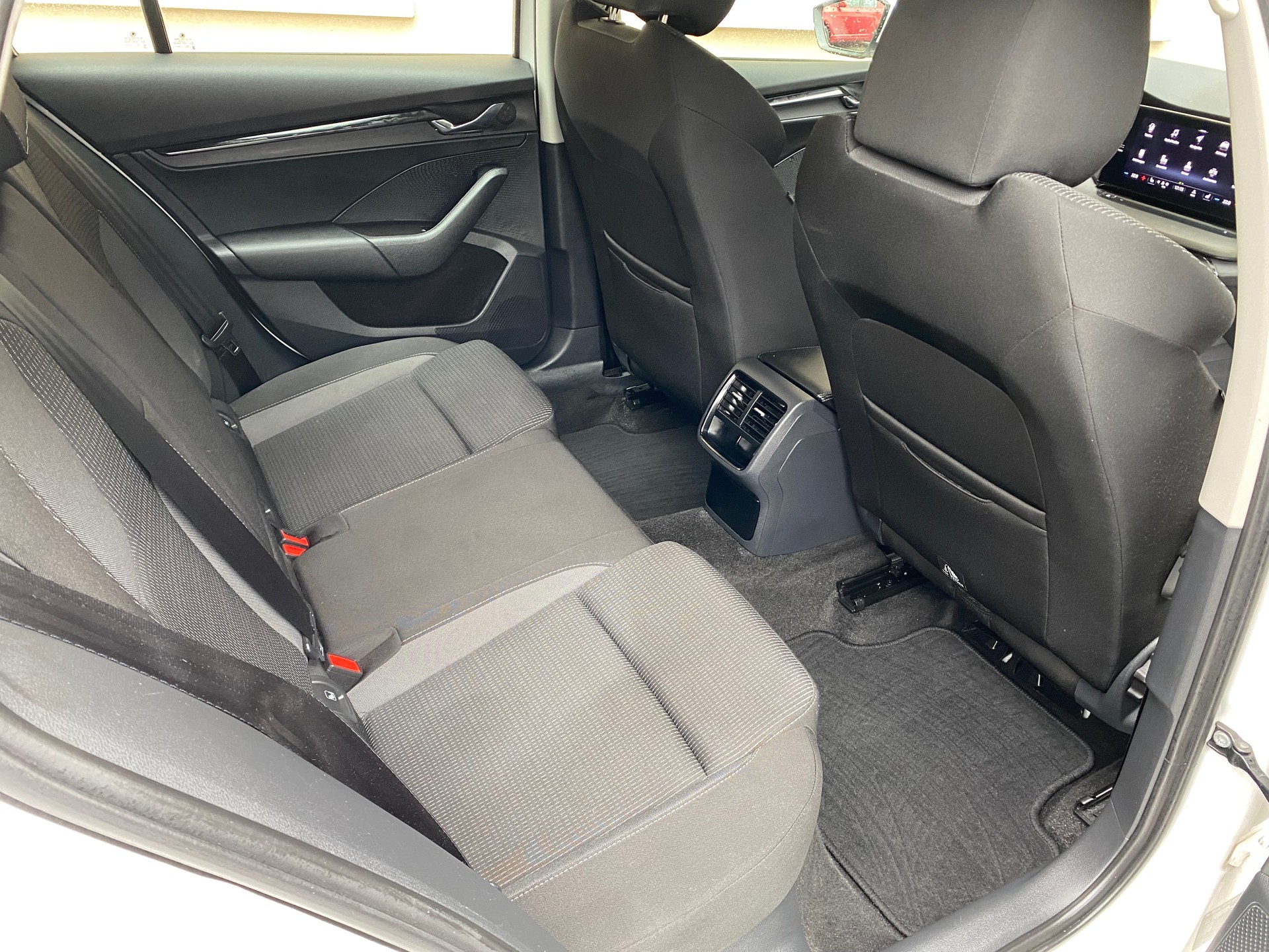 SKODA Octavia Combi 2.0 TDI DSG Ambition 4x4-image-7