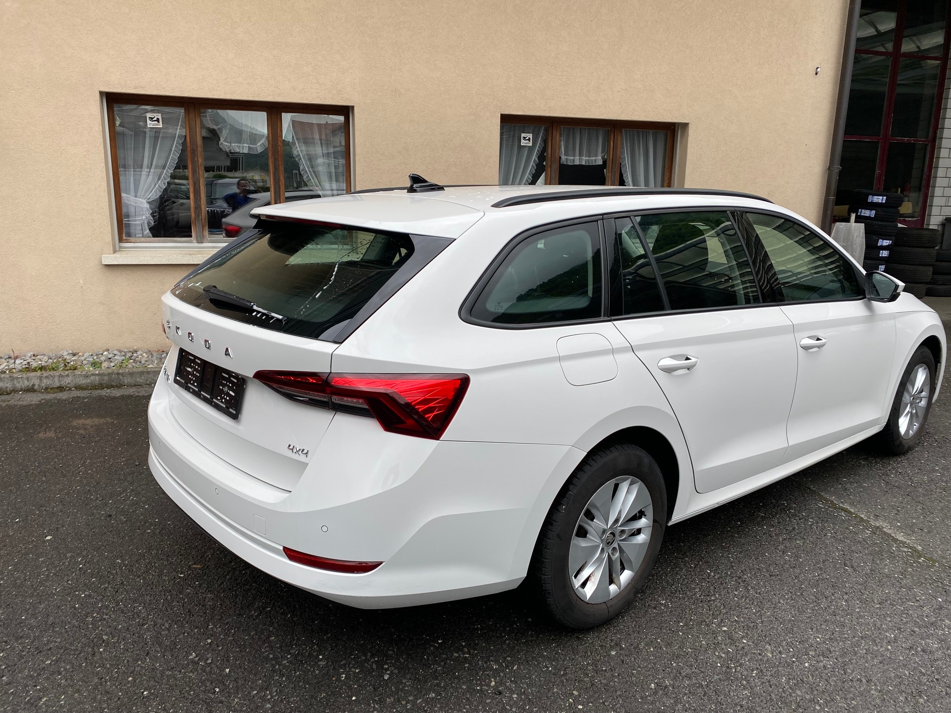 SKODA Octavia Combi 2.0 TDI DSG Ambition 4x4-image-10