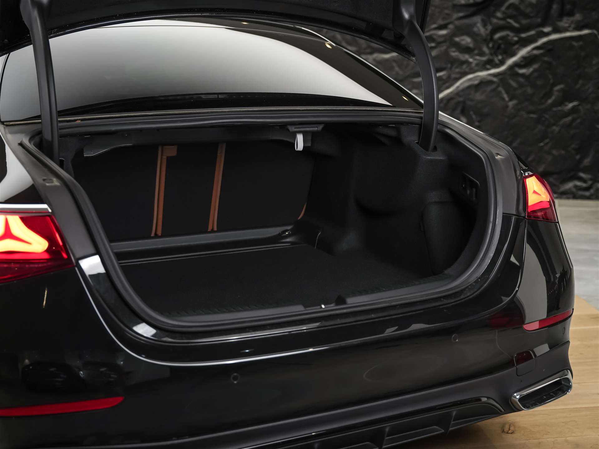 MERCEDES-BENZ E 220 d AMG Line *Supercreen*21" Felgen*Volleder*-image-37