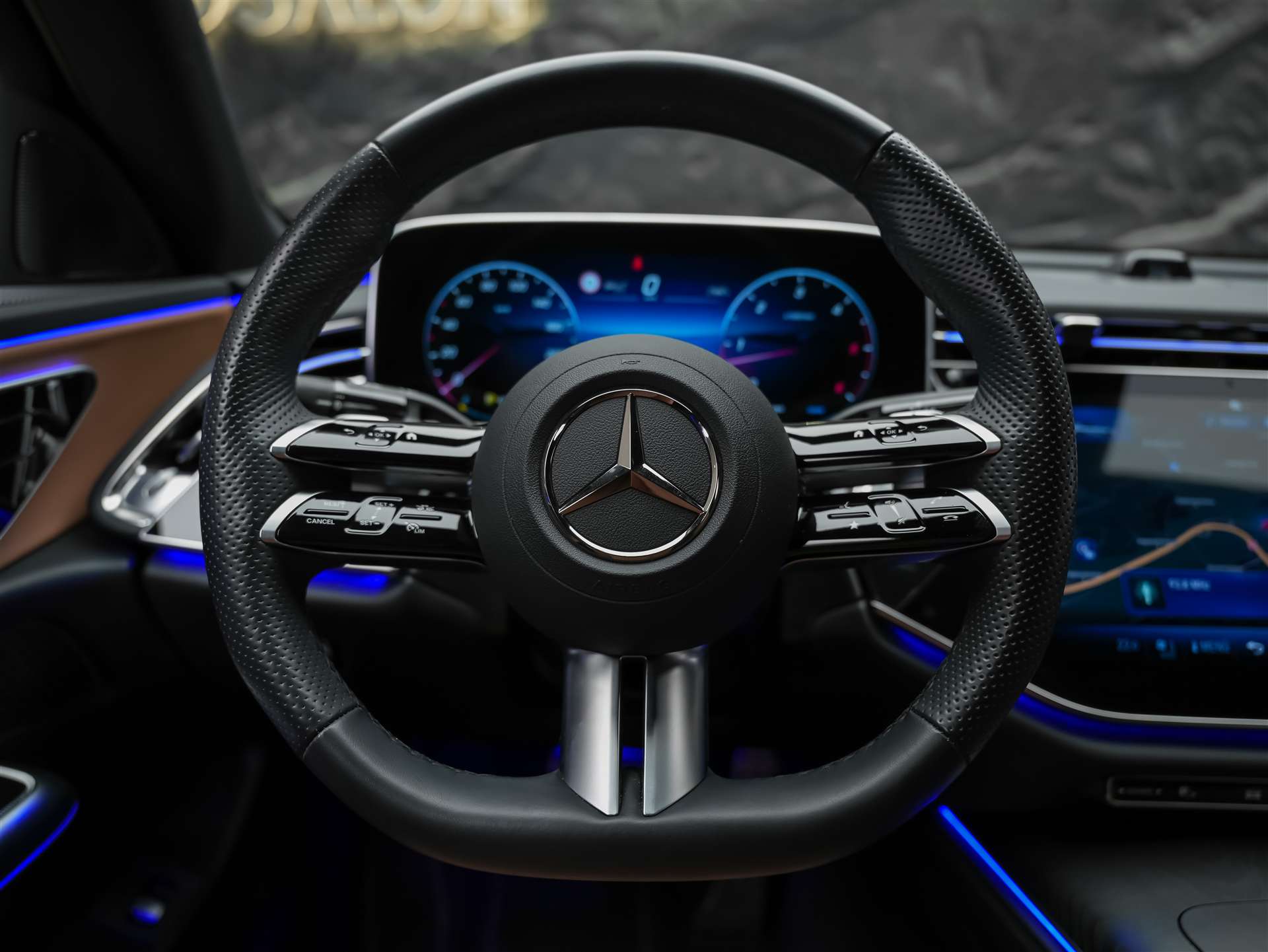MERCEDES-BENZ E 220 d AMG Line *Supercreen*21" Felgen*Volleder*-image-17