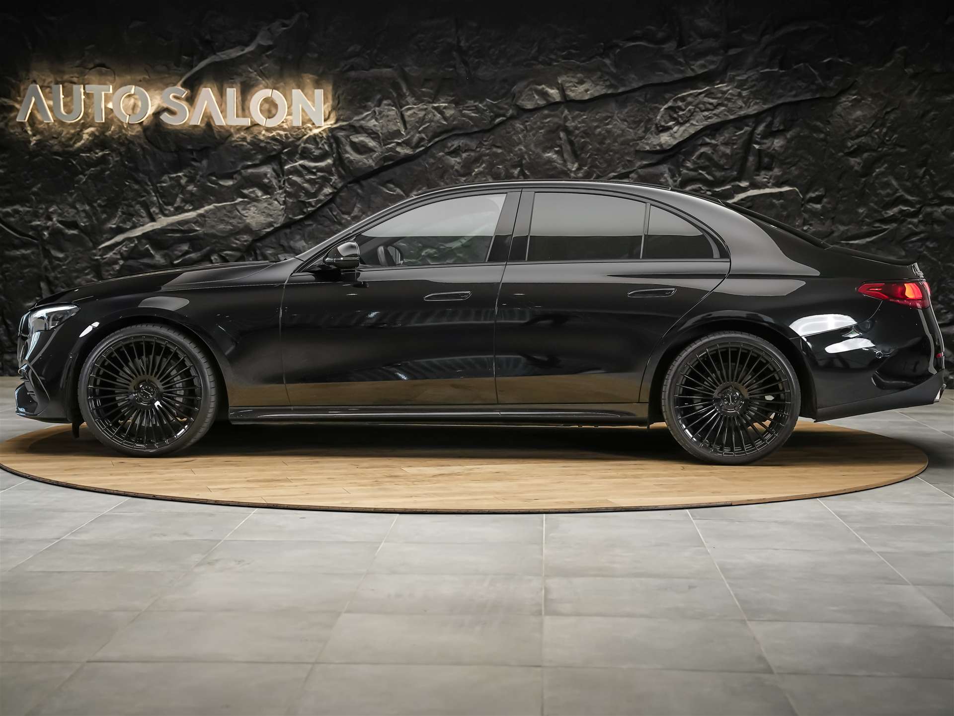 MERCEDES-BENZ E 220 d AMG Line *Supercreen*21" Felgen*Volleder*-image-1