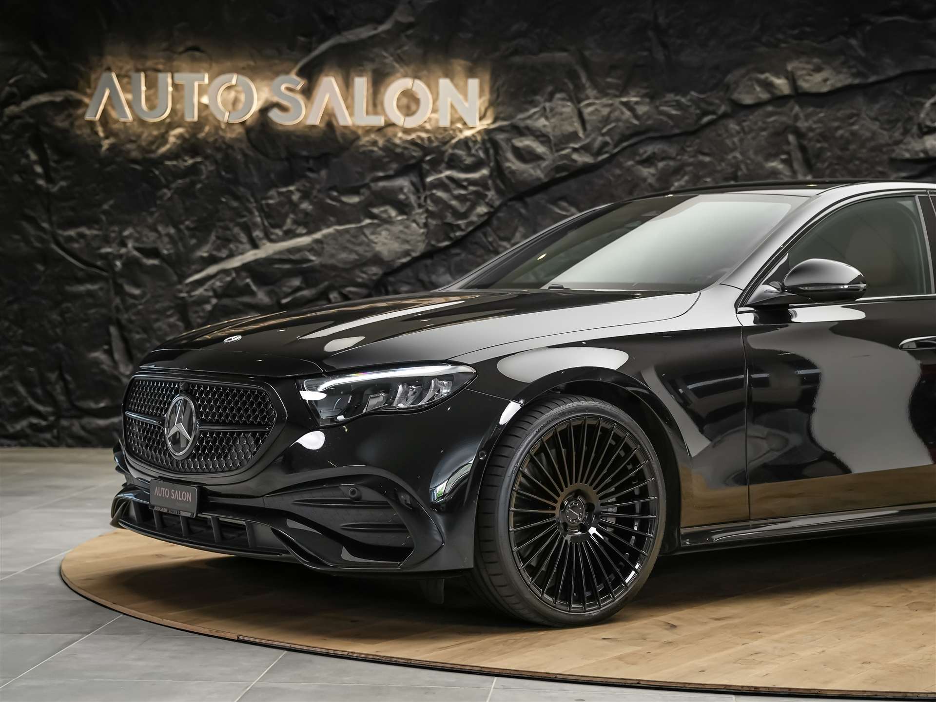 MERCEDES-BENZ E 220 d AMG Line *Supercreen*21" Felgen*Volleder*-image-12
