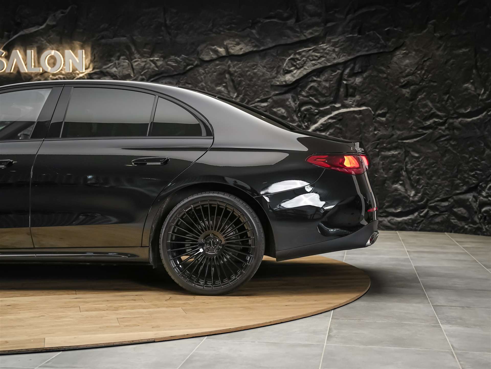 MERCEDES-BENZ E 220 d AMG Line *Supercreen*21" Felgen*Volleder*-image-15