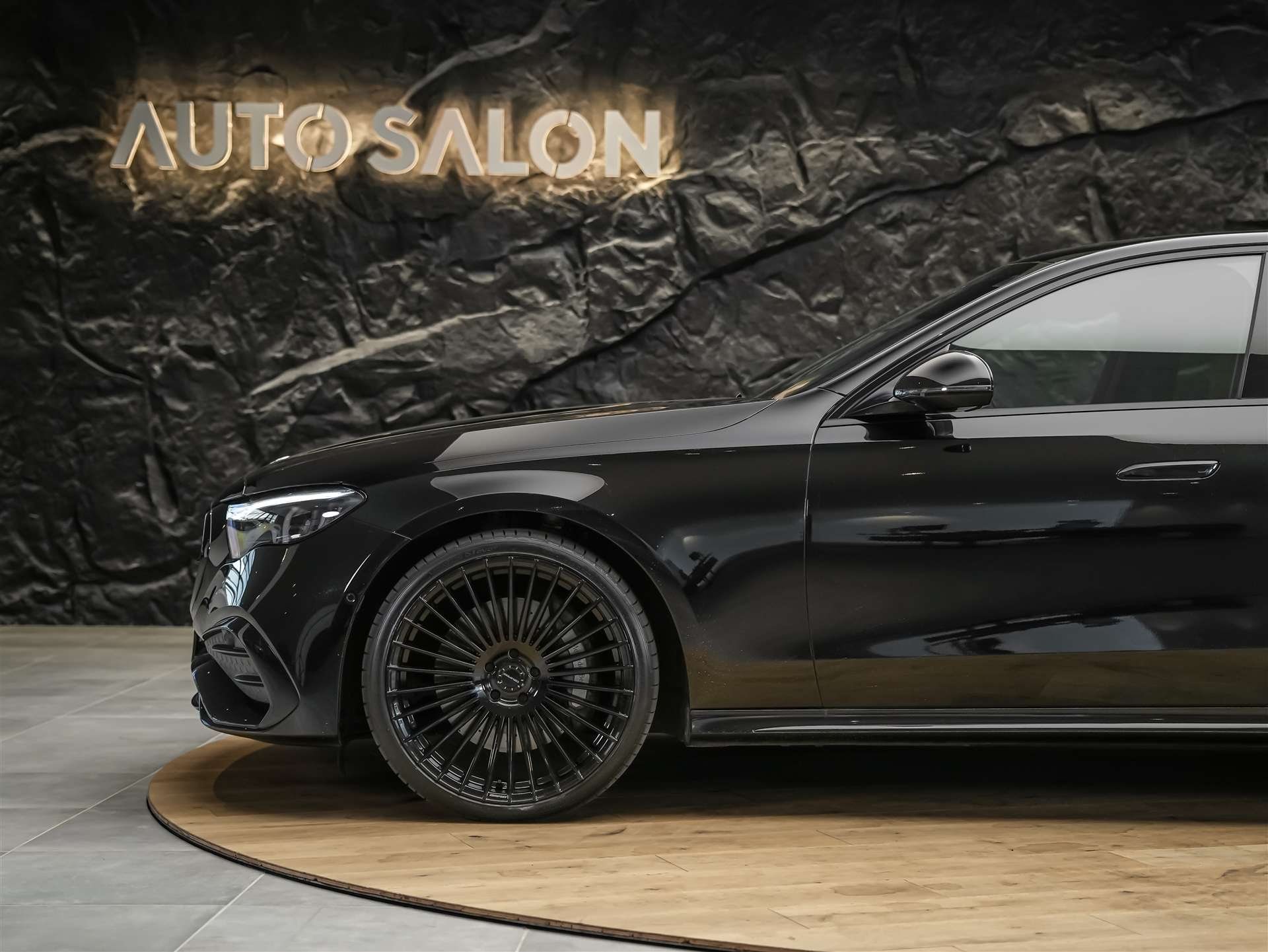 MERCEDES-BENZ E 220 d AMG Line *Supercreen*21" Felgen*Volleder*-image-13