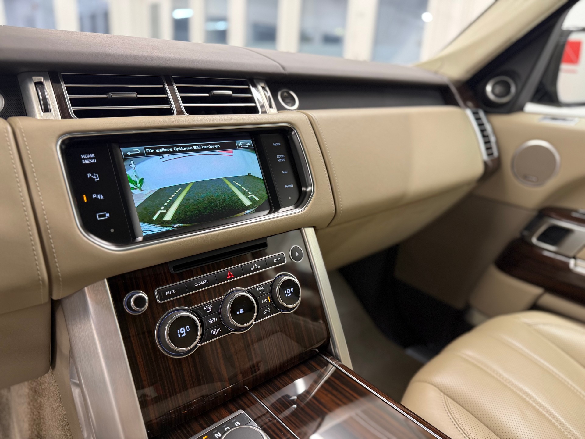 LAND ROVER Range Rover 5.0 V8 SVO Optik Autobiography-image-23