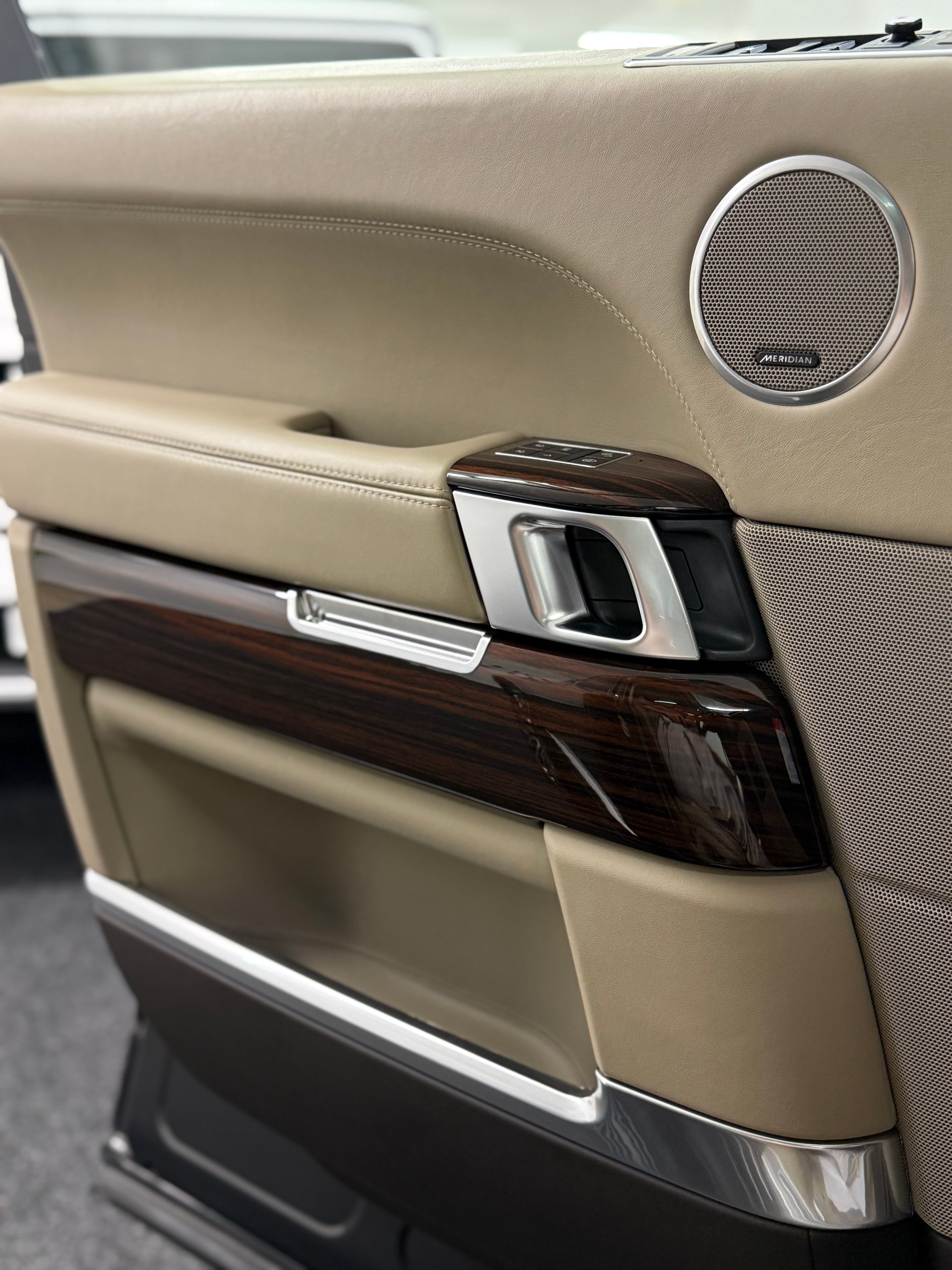 LAND ROVER Range Rover 5.0 V8 SVO Optik Autobiography-image-30