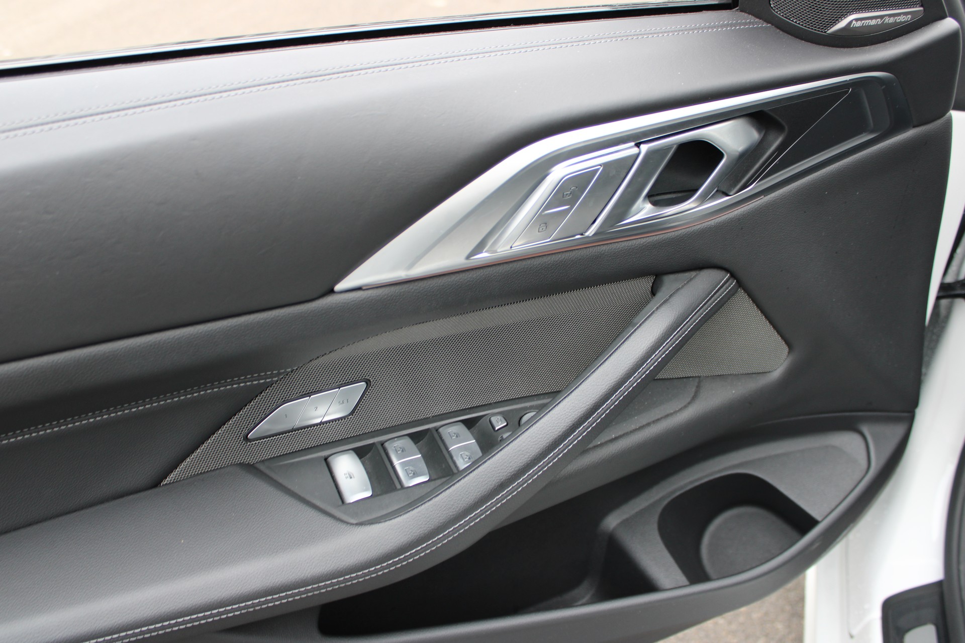 BMW M440i xDrive 48V Cabrio-image-9