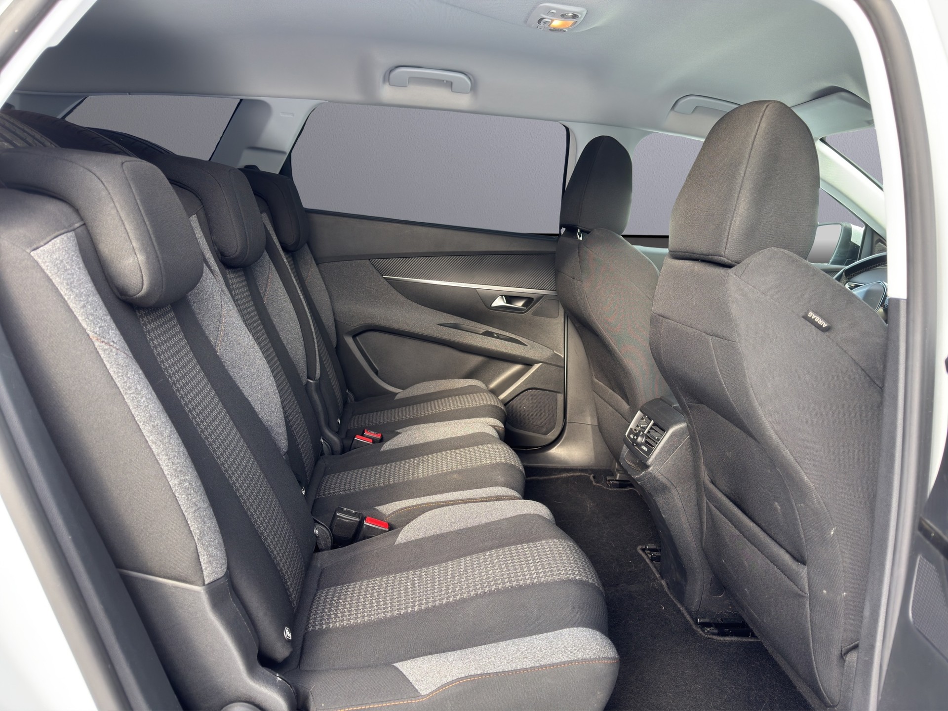 PEUGEOT 5008 1.2 Pure Tech Allure EAT8-image-10