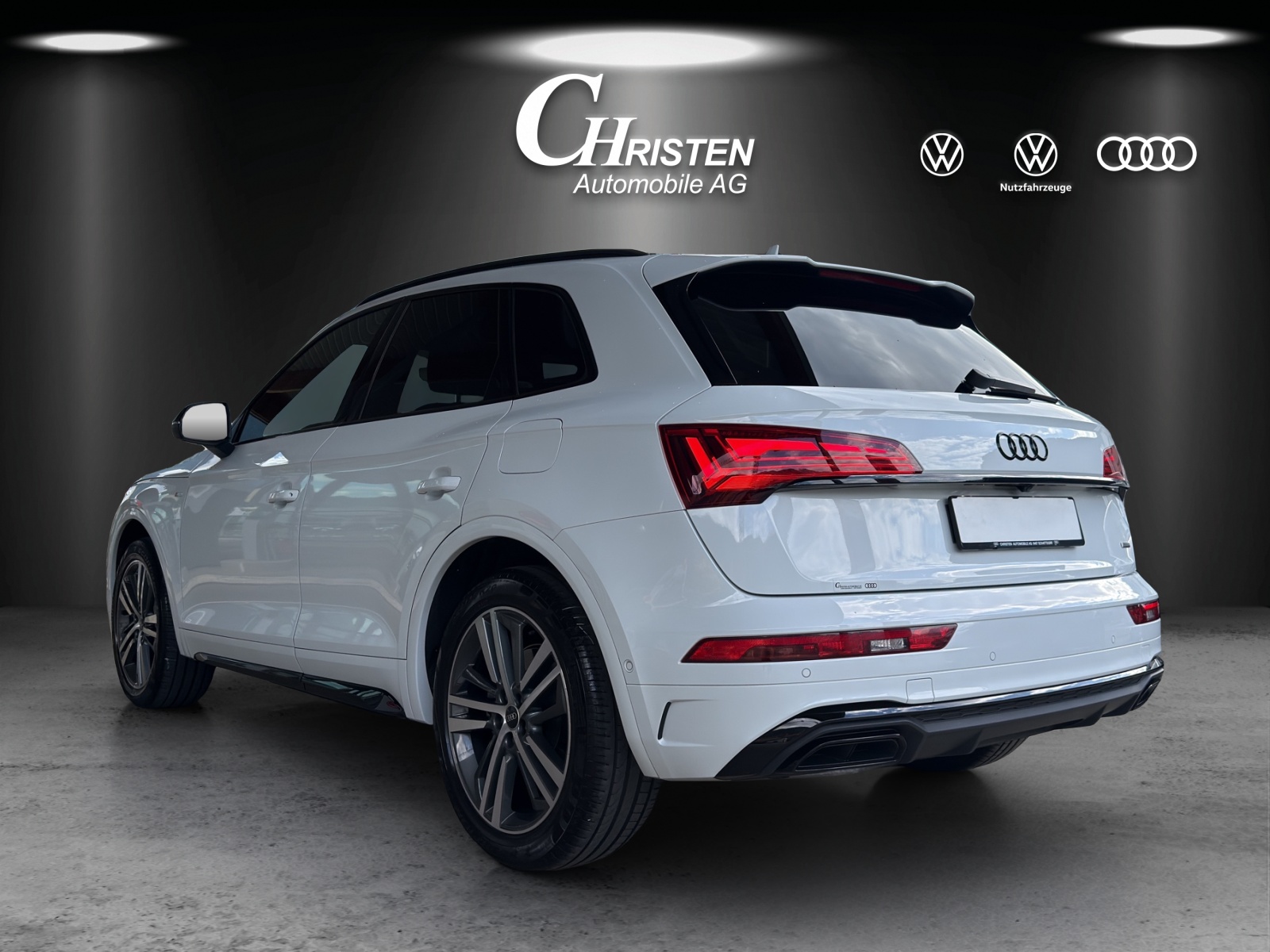 AUDI Q5 50 TFSI e PHEV Black Edition quattro S-tronic-image-3