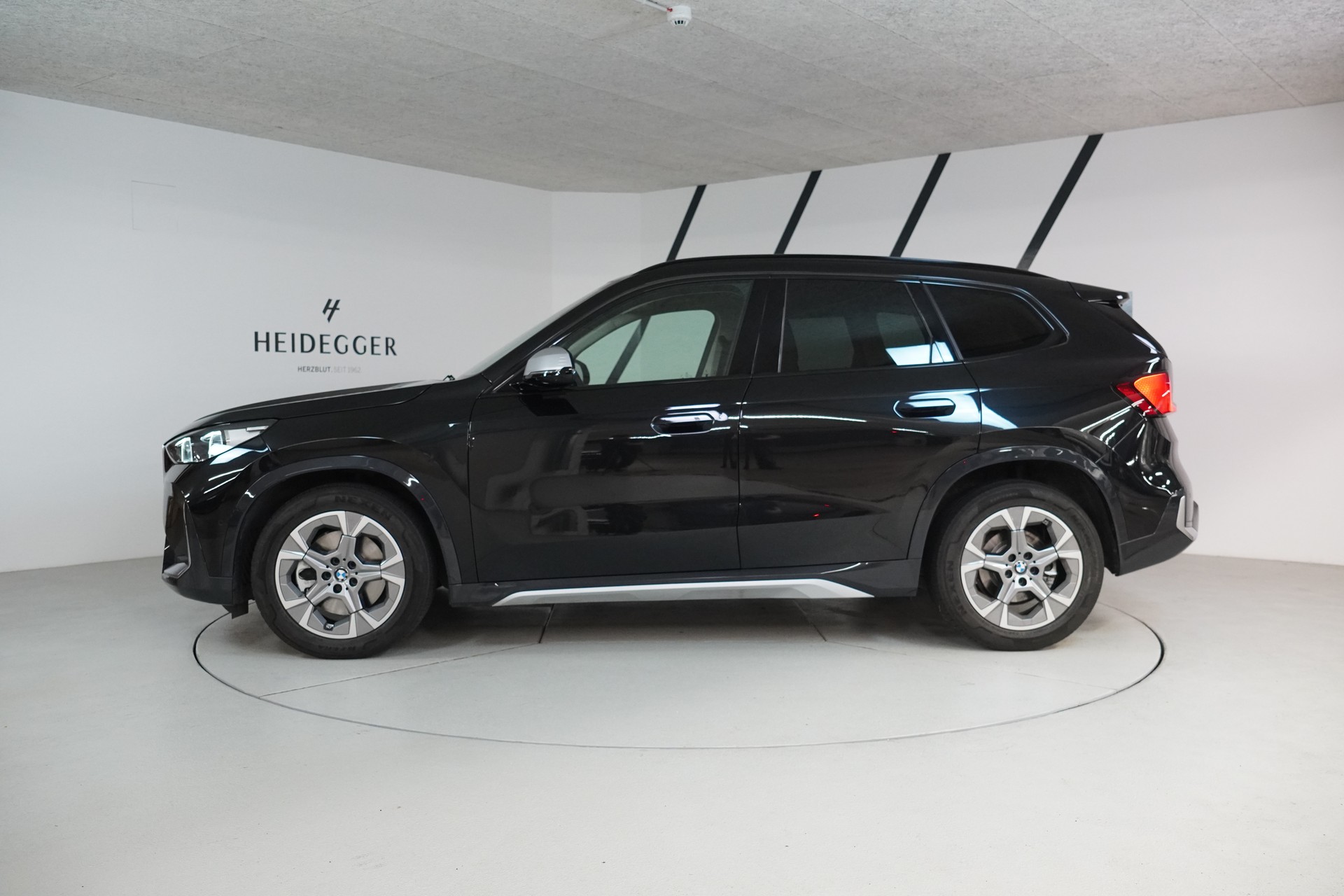 BMW X1 xDrive 23d 48V xLine-image-3