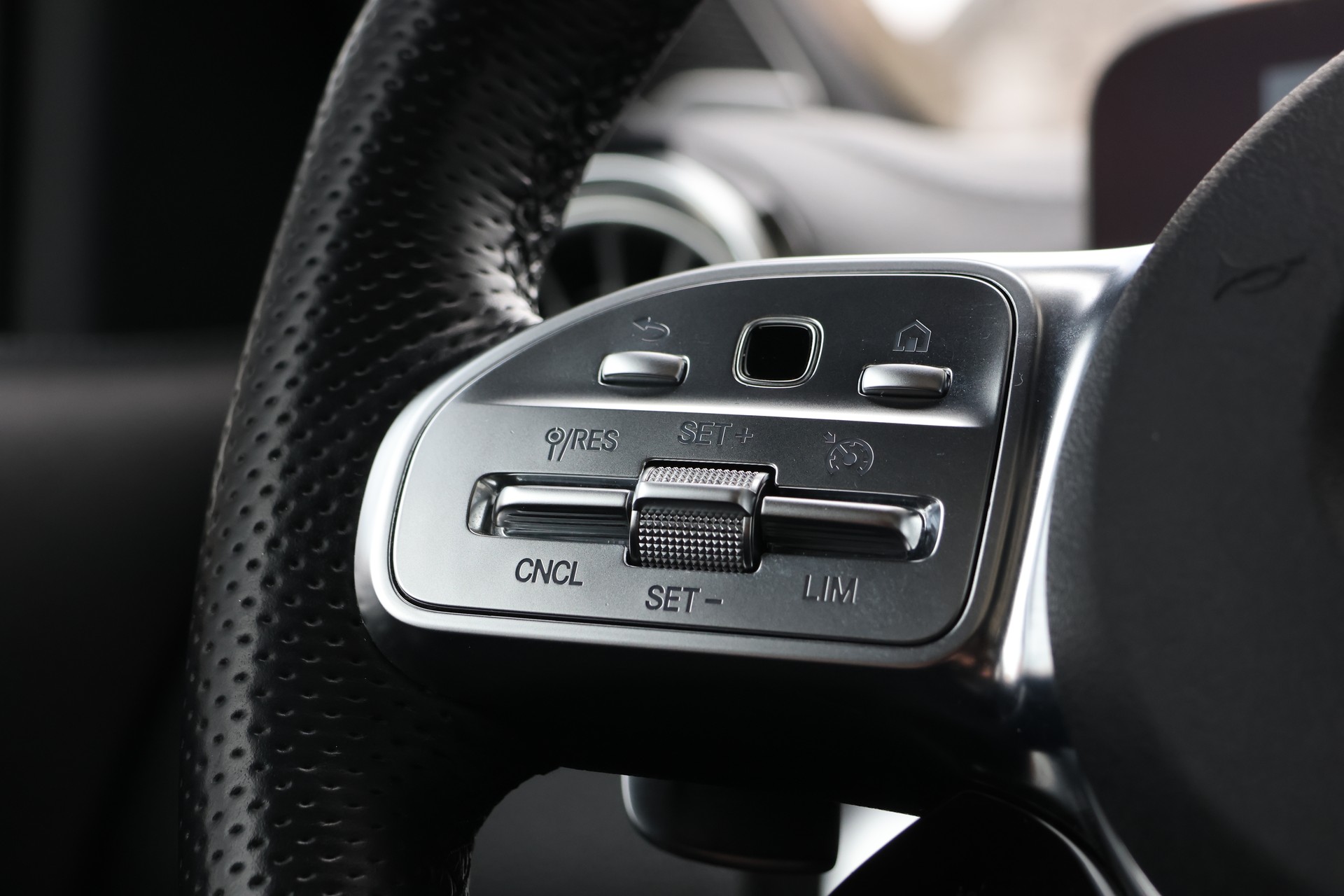 MERCEDES-BENZ GLB 35 AMG 4 MATIC 8G-Tronic (CH) 7 Plätzer-image-18