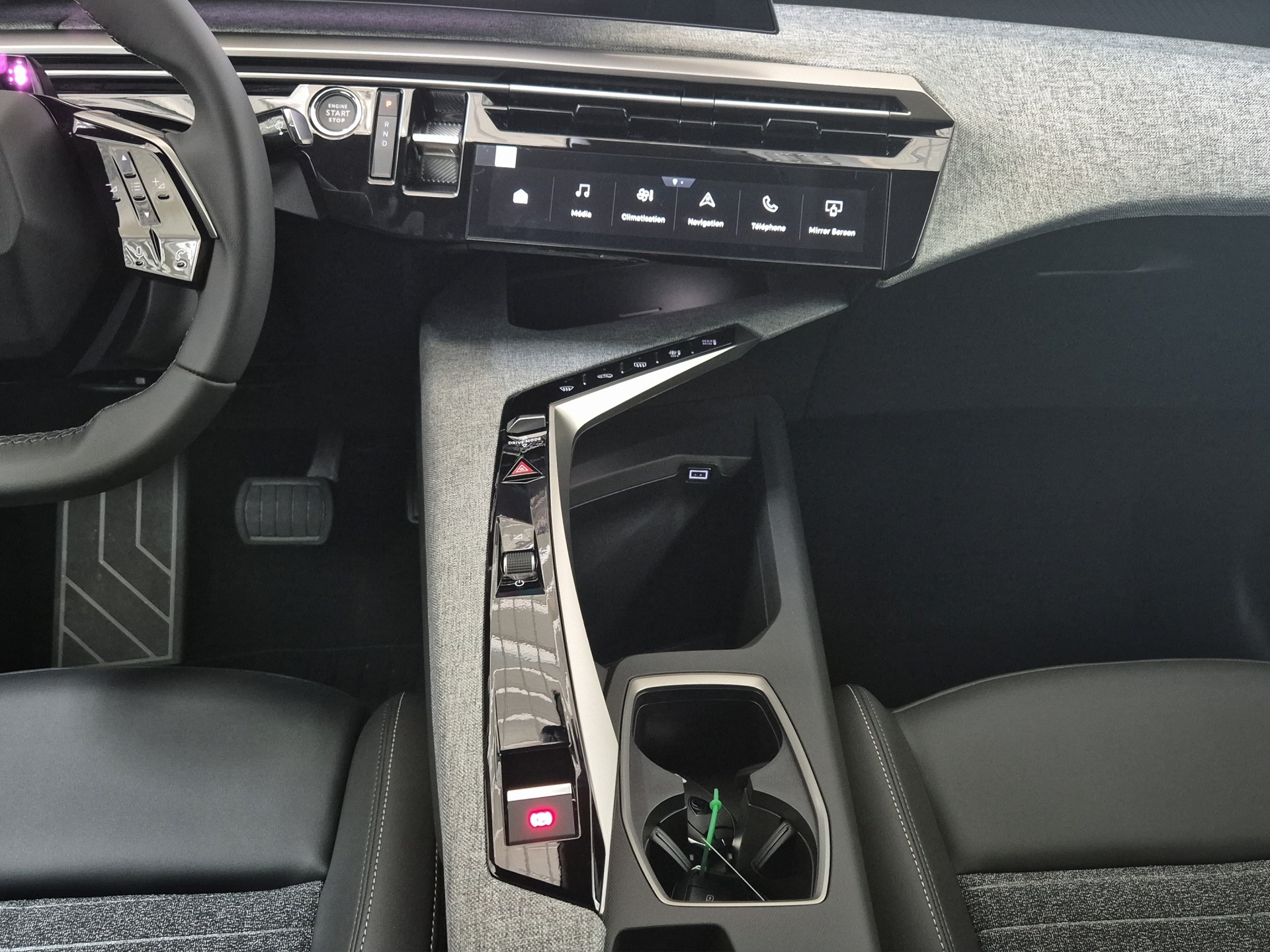 PEUGEOT 3008 e-Allure Premium AWD-image-14