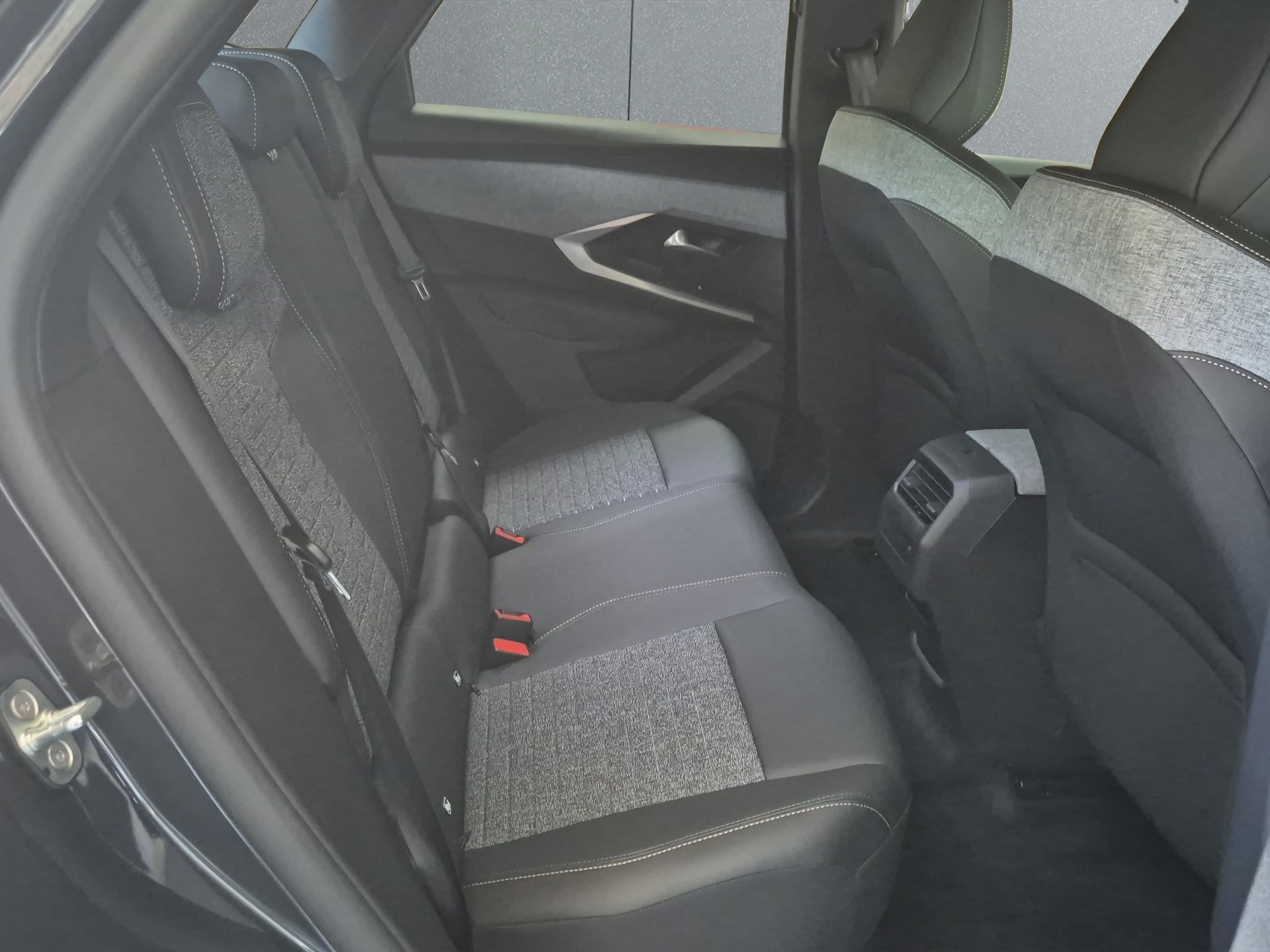 PEUGEOT 3008 e-Allure Premium AWD-image-16